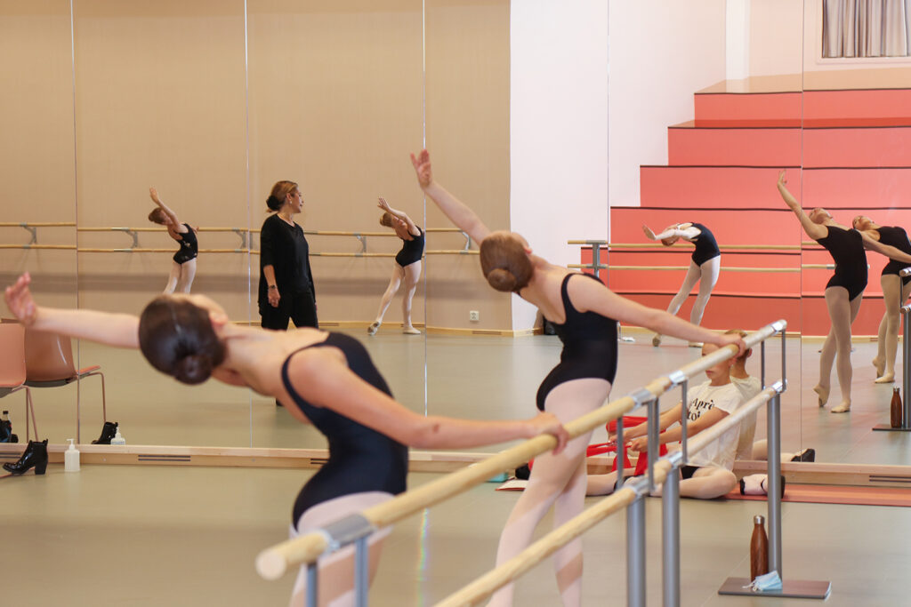 Unge ballettdansere som varmer opp på Ruseløkka skole
