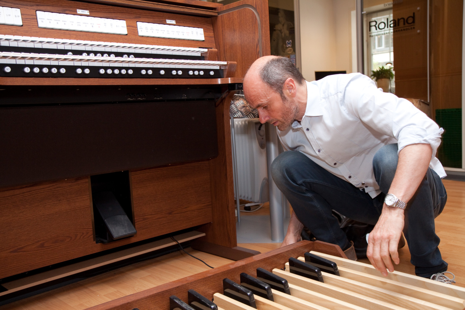 Petter Amundsen tester digitale orgler til øvingsbruk. 