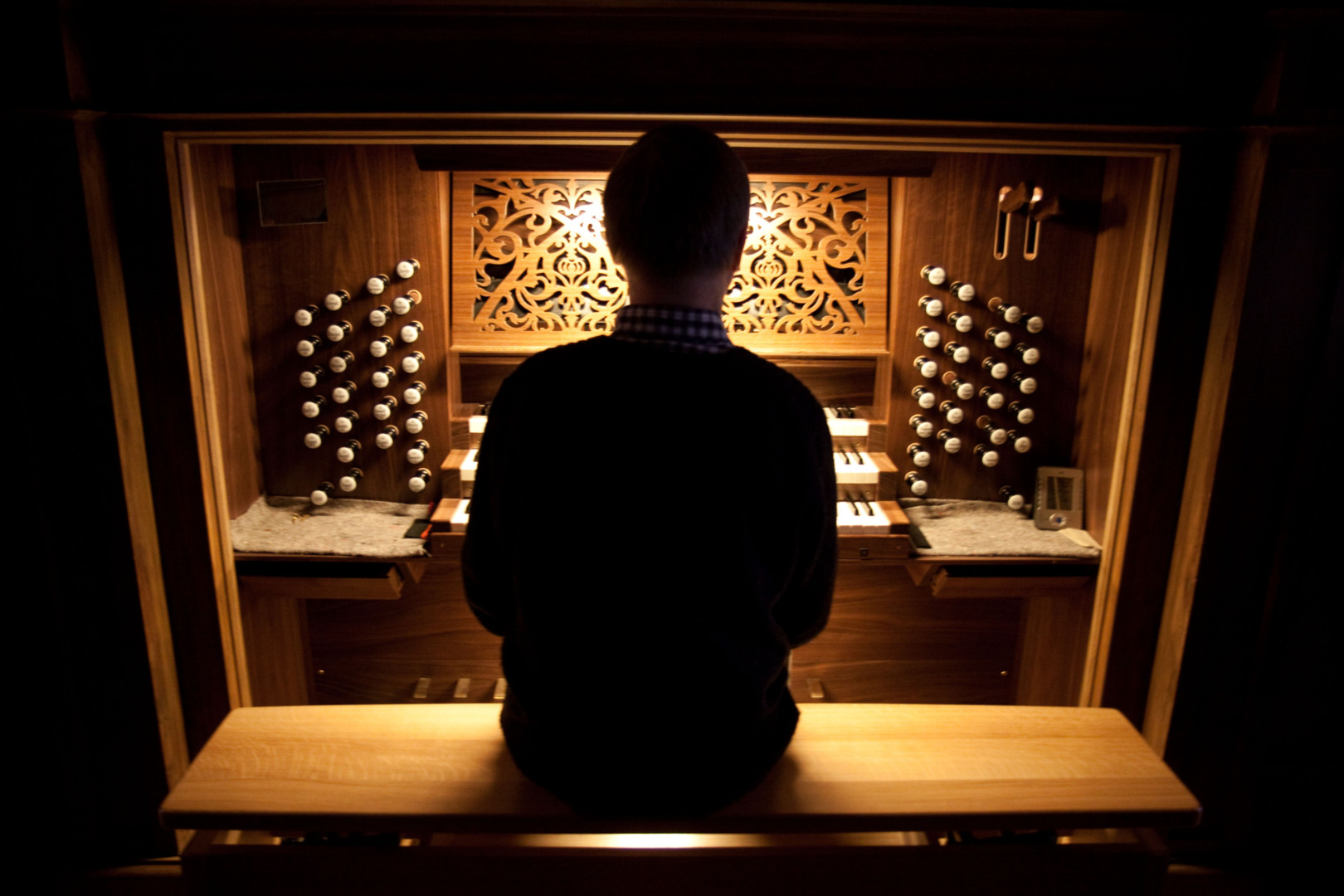 LYKKESTUND: Når intonatørene tar pause, slipper Halgeir Schiager til. Han improviserer på de delene av orgelet i Sofienberg kirke som er ferdig. Orgelbrus blir det først på julaften.  
