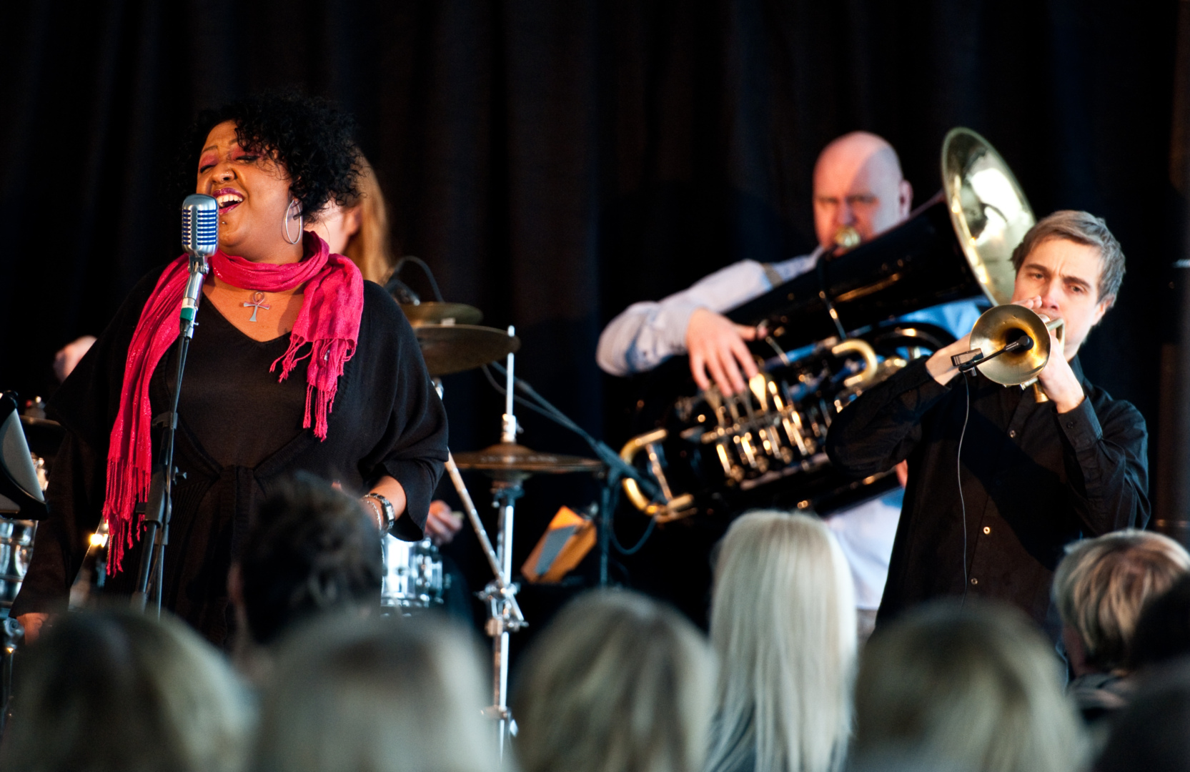 Konsert på jobben: Bandet Gumbo har spilt mange konserter sammen med vokalist Tricia Boutté-Langlo på landets arbeidsplasser. Nå legges ordningen ned. Tubaist David Gald er en av flere musikere som mister mulige turnédager.