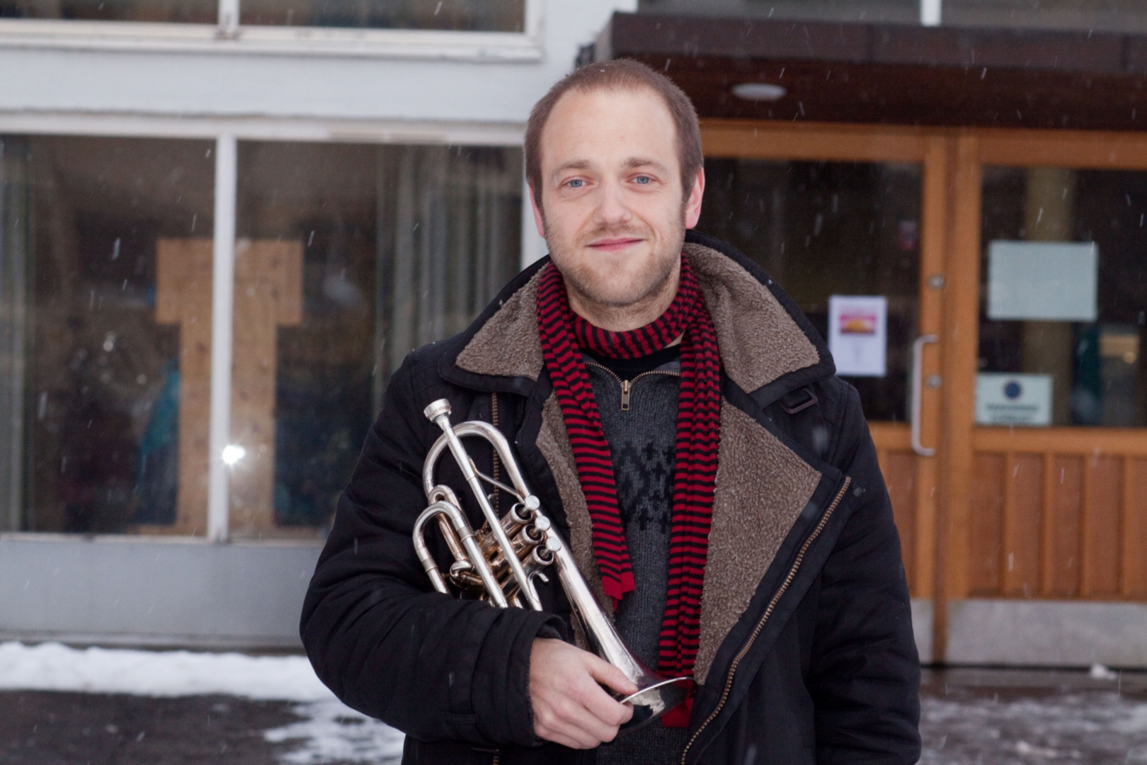 UT I KULDA: Oslo Brass stiller i elitedivisjonen i NM i helga. Anders Brasetvik og de andre musikerne har turnert skoler i Nedre Eiker og Indre Østfold for å ha et sted å øve fram mot konkurransen.