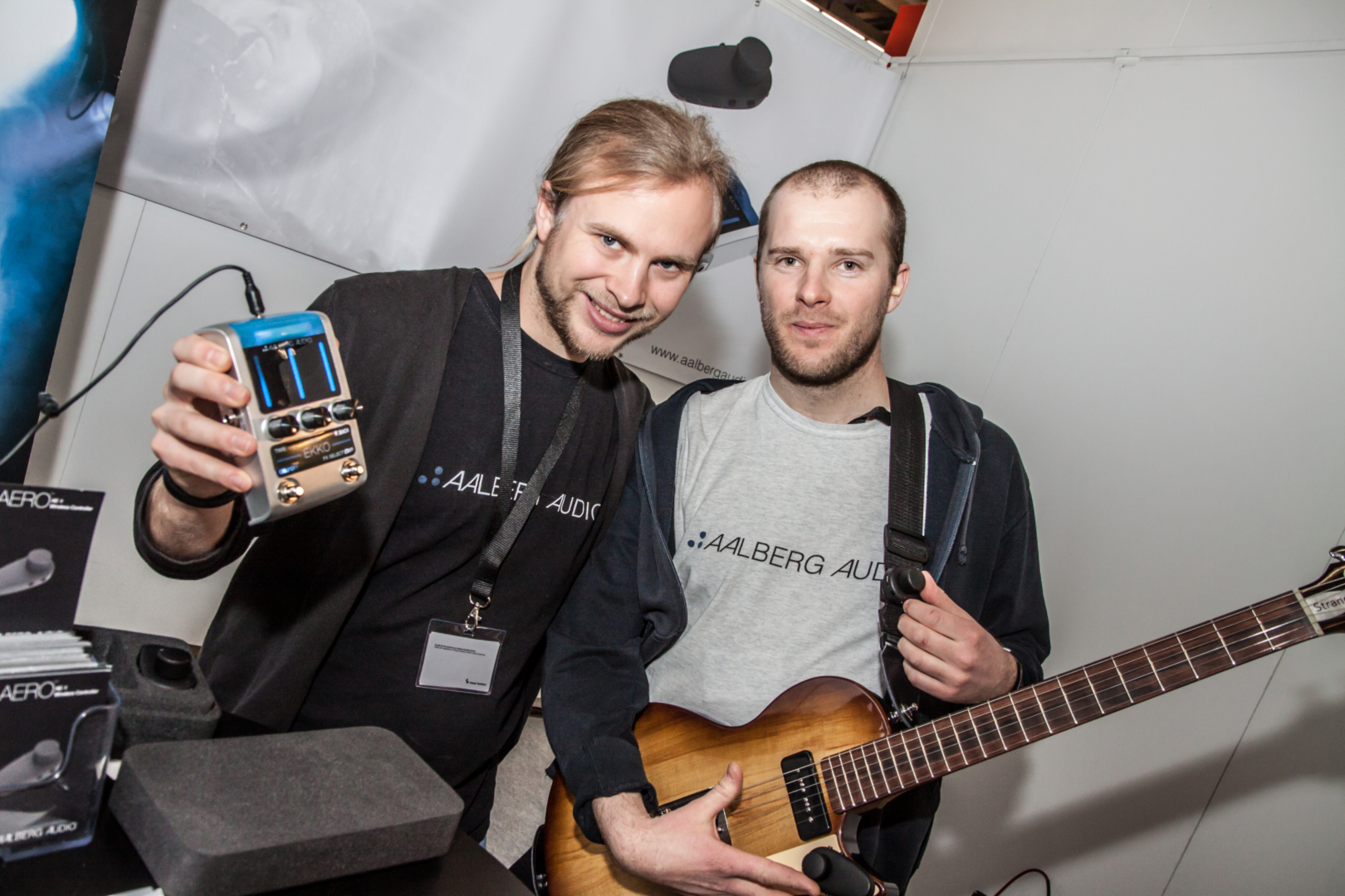 Optimister: Aalberg Audio prøver å finansiere produksjon av en trådløs effektpedal via crowdfunding. Her er de på årets Musikmesse i Frankfurt. Aleksander Torstensen viser fram prototypen, Rune Aalberg Alstad har en gitar med påmontert fjernstyringsenhet.