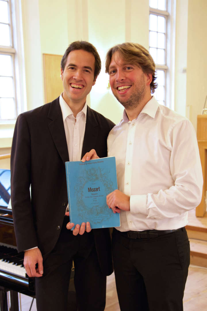 Startet guttekor: Jon Blichfeldt (t.v) og Knut Jansson driver guttekoret i Fridalen sammen. Søndag 9. november er det Mozart-konsert. 