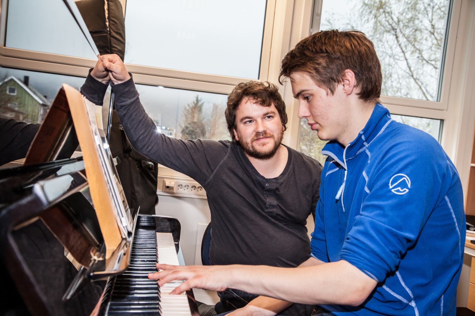 Pianotime: Joakim Haugnes (16) får undervisning av Terje Brun, som er trekkspiller og organist. Han har piano som bifag.