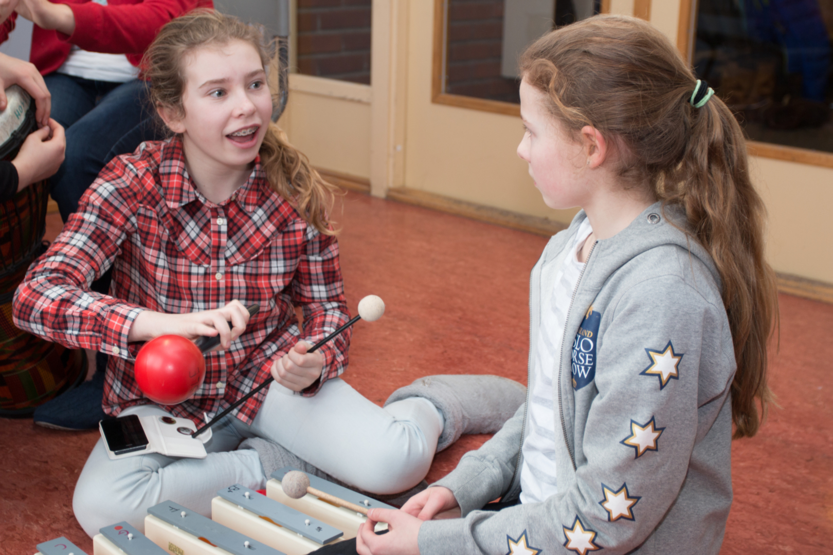 KAN VINNE: Hedda og Julie fra Hosle skole i Bærum har levert bidrag til komposisjonskonkurransen Veslefrikk. Nå er de med i konkurransen om å vinne en drømmedag med Kork i Store studio, der de kan få spille sin egenkomponerte musikk med orkesteret.