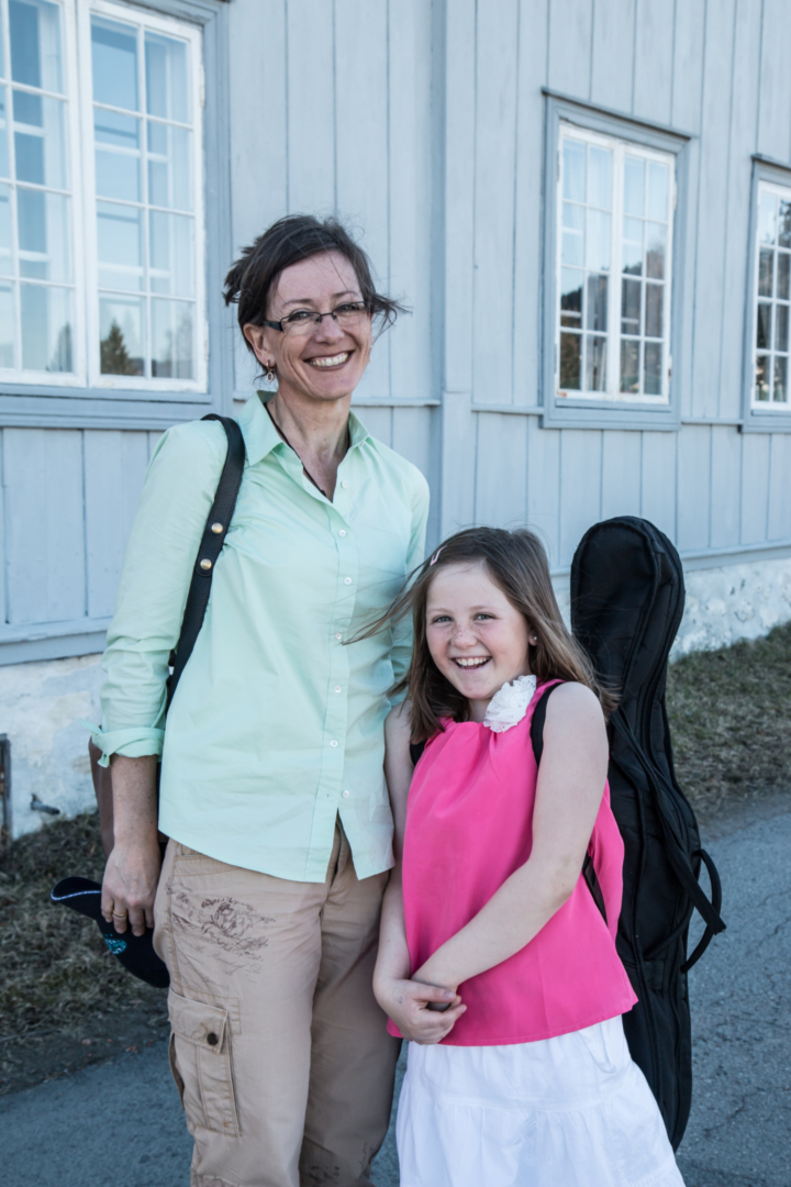 Ok, cello, da: Guro (8) begynte med cello mens hun ventet på pianoplass og skrev takkekort da hun fikk plass på piano.