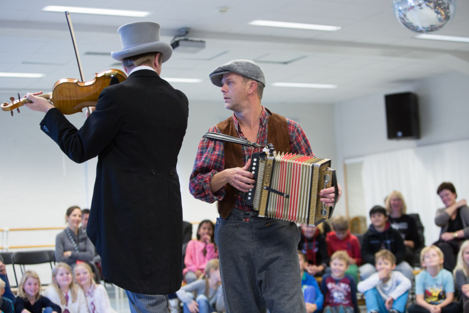 FIKK SPILLEJOBBER: Musikerne Andreas Ljones (med ryggen til) og Ulf-Arne Johannessen var blant musikerne som opptrådte på fjorårets Marked for musikk. Øyonn Groven Myhren er også del av ensemblet bak forestillinga Laus Levande.