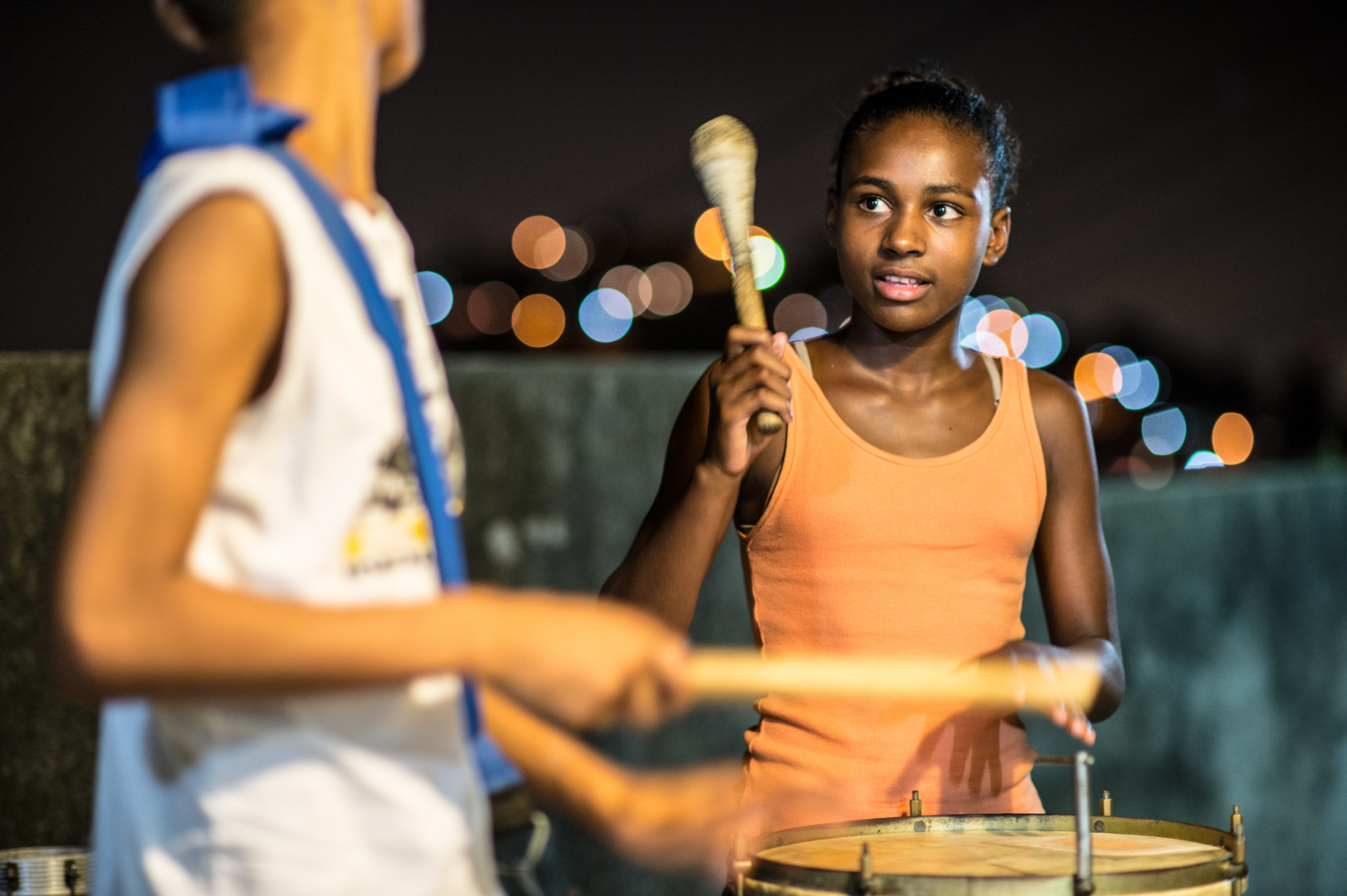 I FAVELAEN: Bebeto Sorriso holder trommeskole for barna i nabolaget i favelaen i Niteroi, utenfor Rio.
 