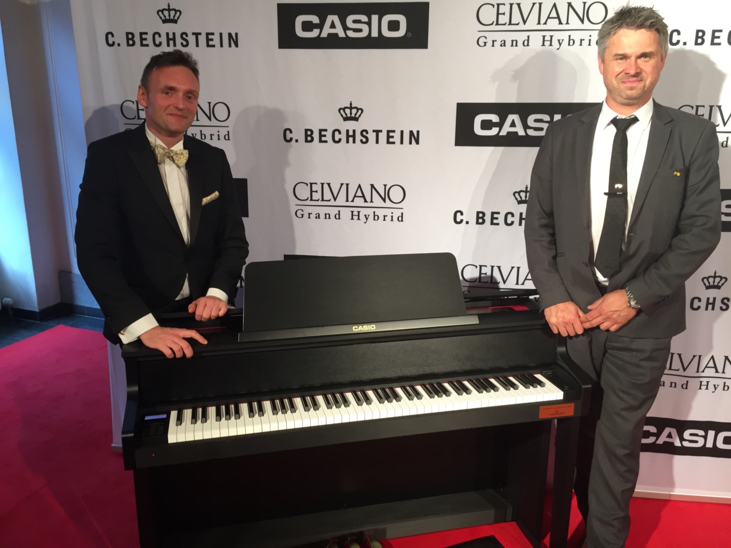 Rød løper: Aspheims Joakim Sigvaldsen og Polysonics Ronny F. Hagen viser frem det nye Casio Celviano Grand Hybrid.