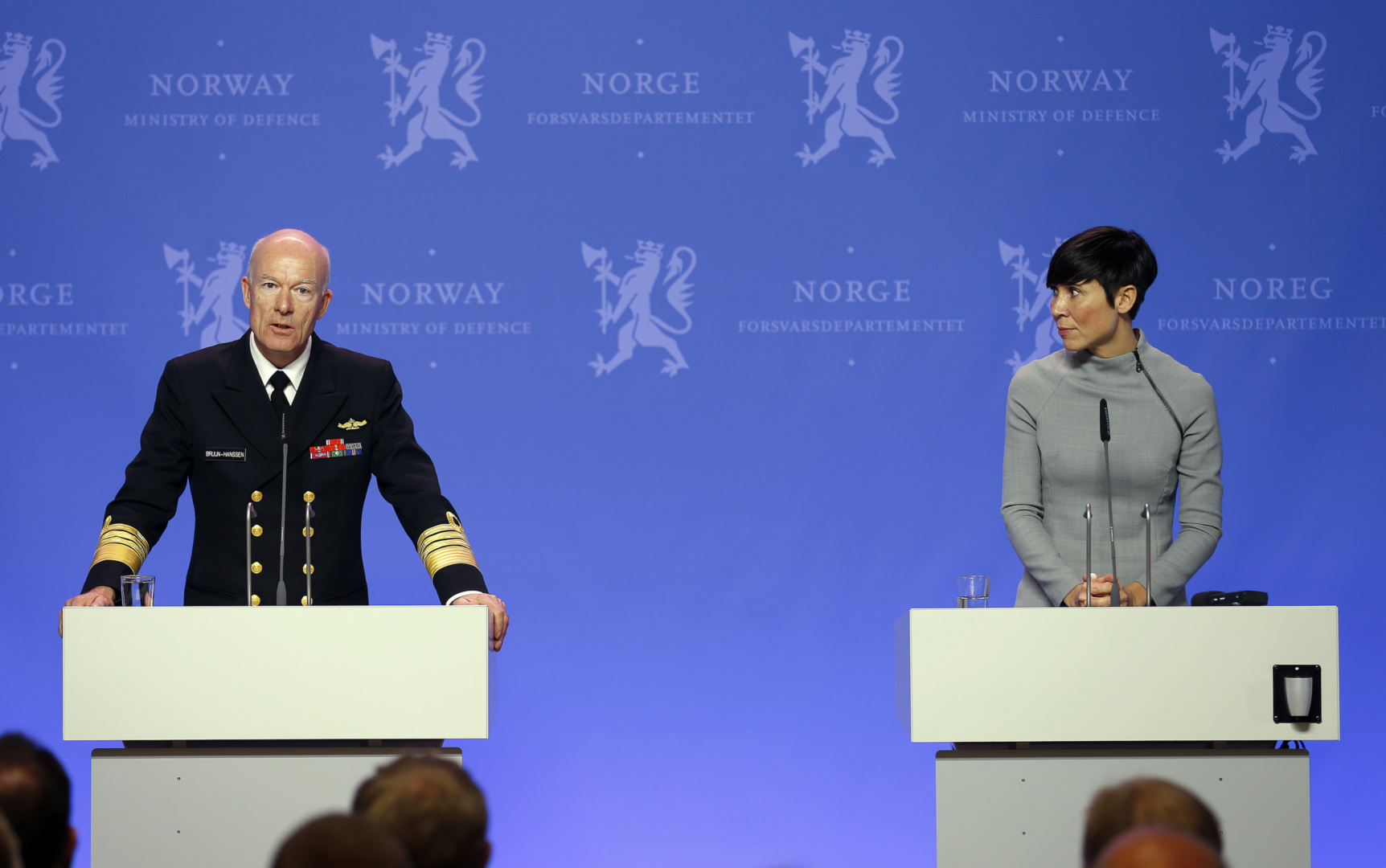 RÅDER FORSVARSMINISTEREN: Torsdag legger forsvarssjef Haakon Bruun-Hanssen fram sitt fagmilitære råd for forsvarsminister Ine Eriksen Søreide. Mye kan tyde på at han kommer til å gå inn for kutt i Forsvarets Musikk. Her fra en pressekonferanse om fagmilitært råd i oktober 2014.