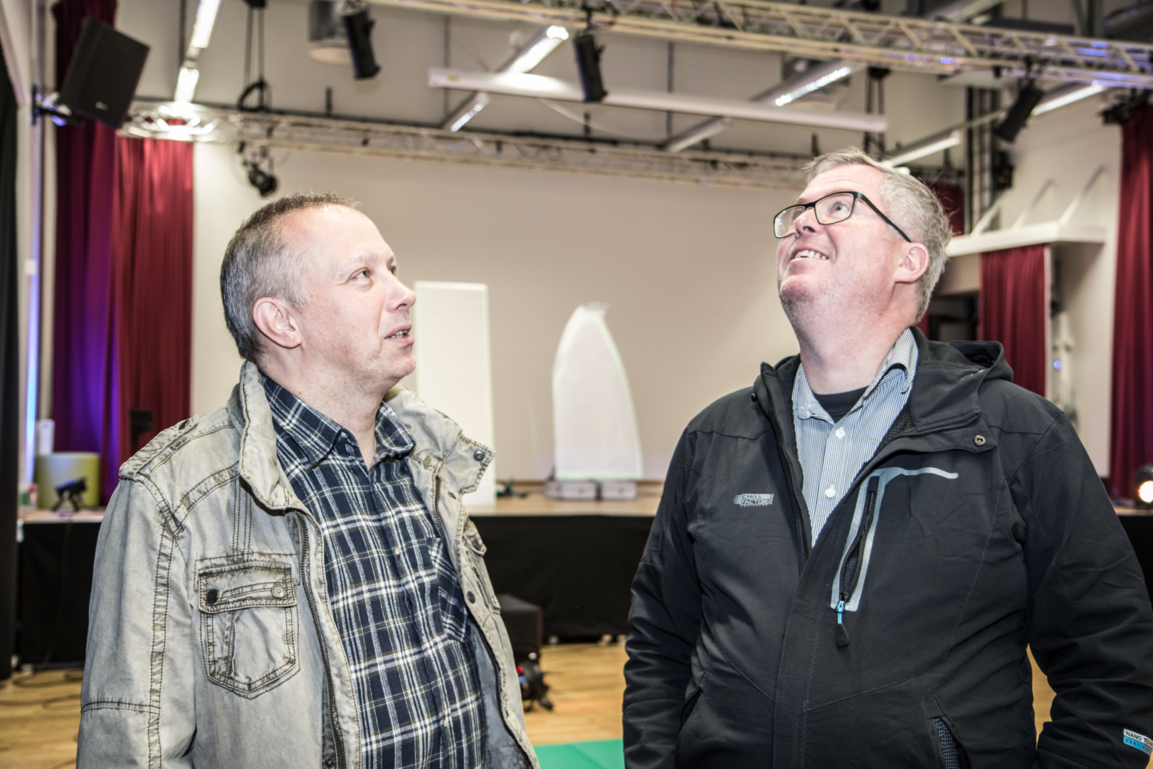 Endelig: Bjørn Boge (t.v.) og Iver Waage har jobbet i årevis for at skolene i Oslo skal bli lokale kulturhus. De er stolte av å kunne vise frem den nye kultursalen på Grefsen skole.