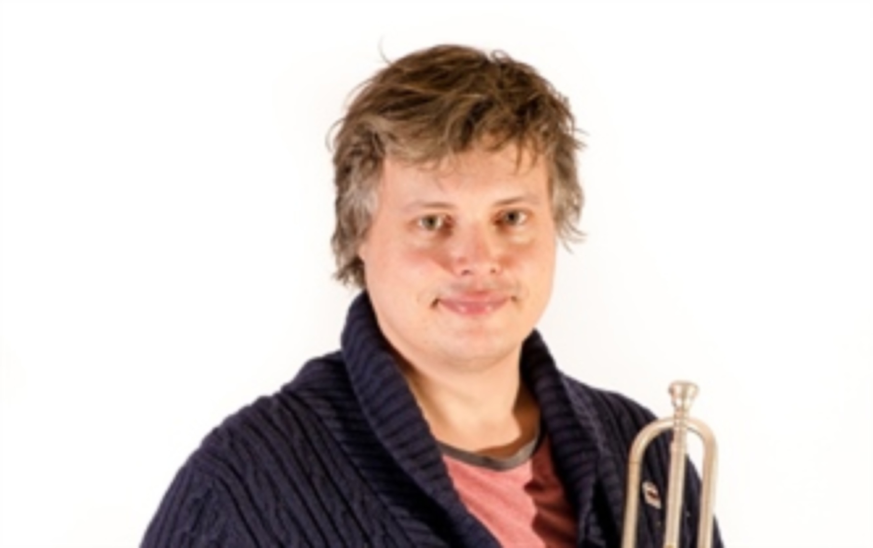 Papirfri: Trompetist Stian Aareskjold har sluttet med papirnoter.