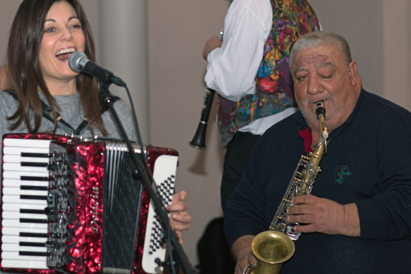 Julekonserter fra gata: Solfrid Molland har lenge ønsket å holde julekonserter med gatemusikanter og tiggere. I år blei det en realitet. Her sammen med Ion Cantaragiu Rasturnel. Konsertene er et samarbeid med Kirkens bymisjon. SE FLERE BILDER I KARUSELLEN.