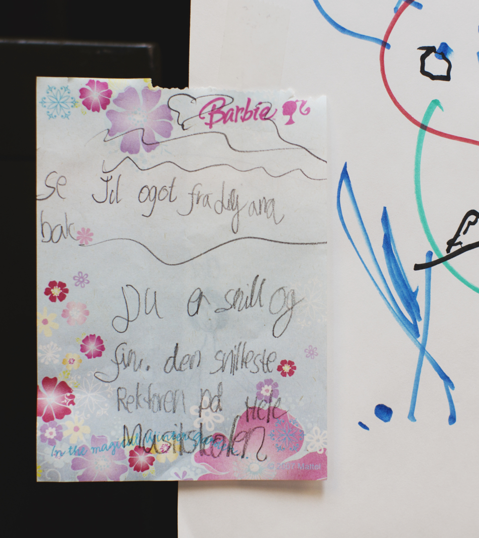 Fra en elev: Aagot har flere tegninger fra elever på kontoret sitt. På denne står det: «Du er snill og fin, den snilleste rektoren på hele musikkskolen».