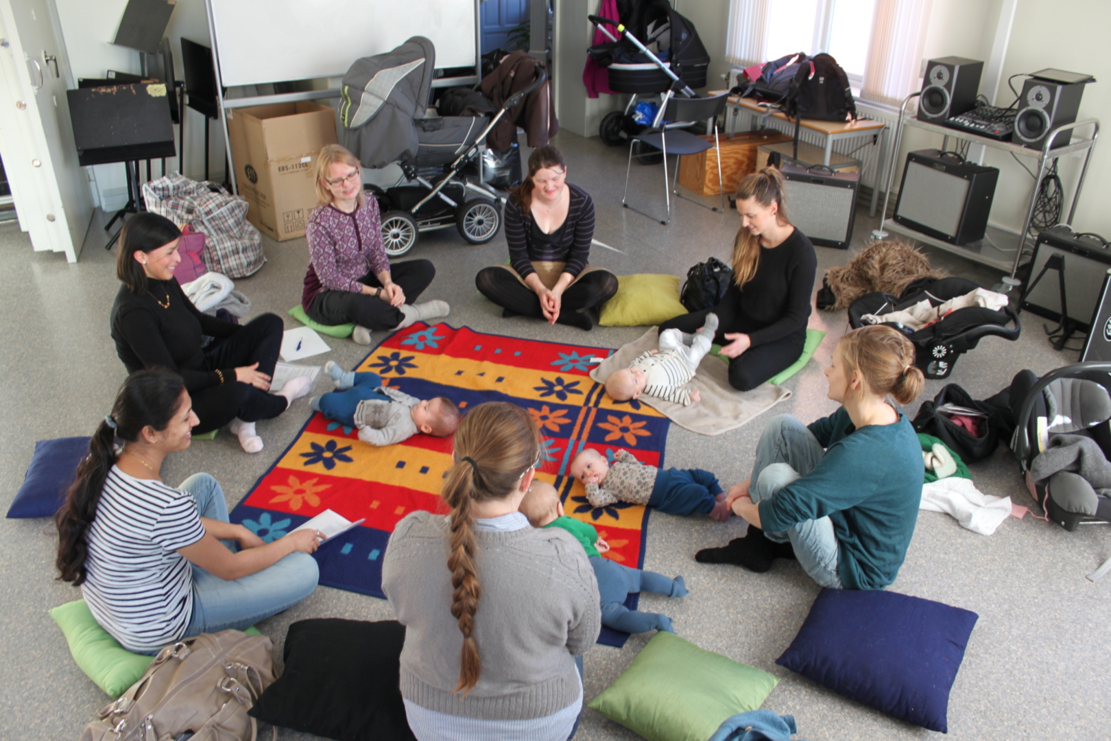 Kulturskolen: Barseltreff på kulturskolen mellom mødre og babyer fra forskjellige land.  