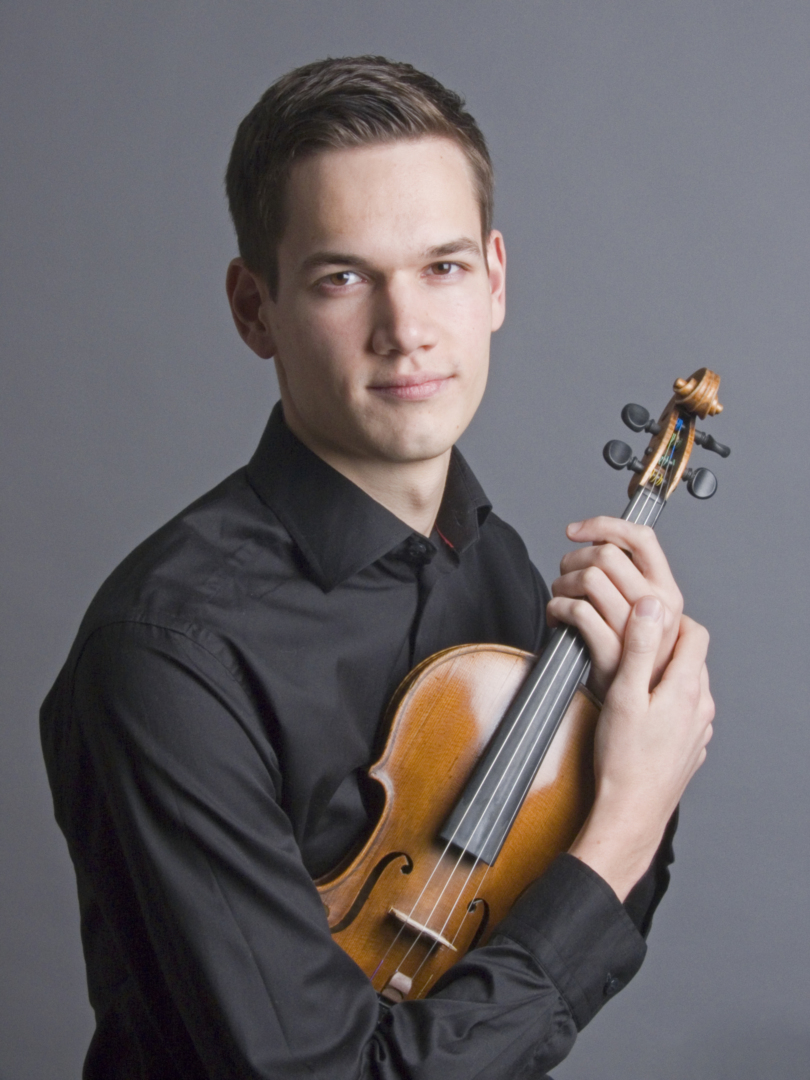 Reisevant musiker: Fiolinist Viktor Stenhjem.