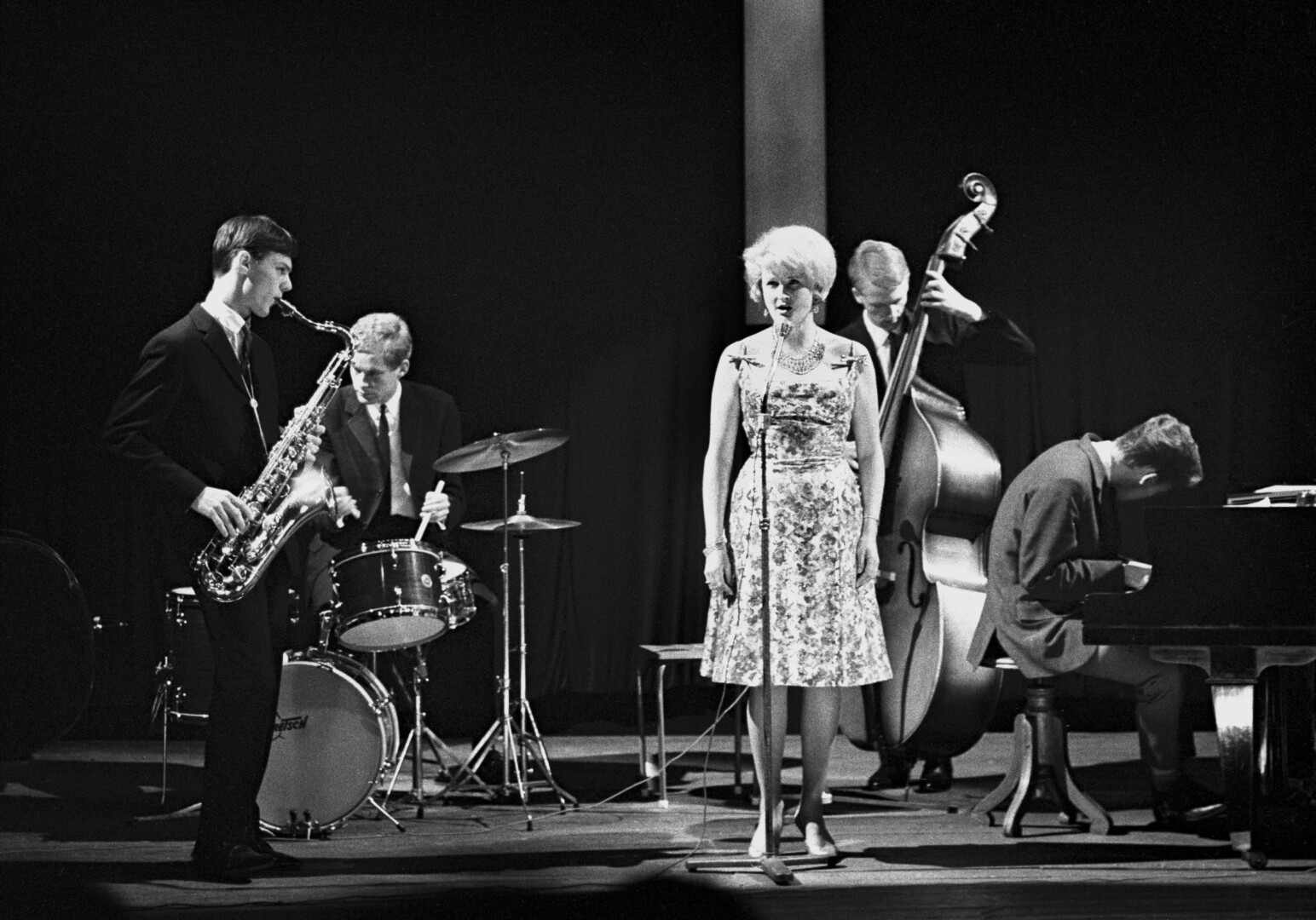 En annen status: Jazzen hadde en annen status i Norge da dette bildet ble tatt i Kongsberg i 1965. Samme år etablerte blant annet Karin Krog (i midten) og Jan Garbarek (t.v.) Norsk jazzforum, for å heve jazzens anseelse. Ellers på bildet: Jon Christensen, Per Løberg og Terje Bjørklund.