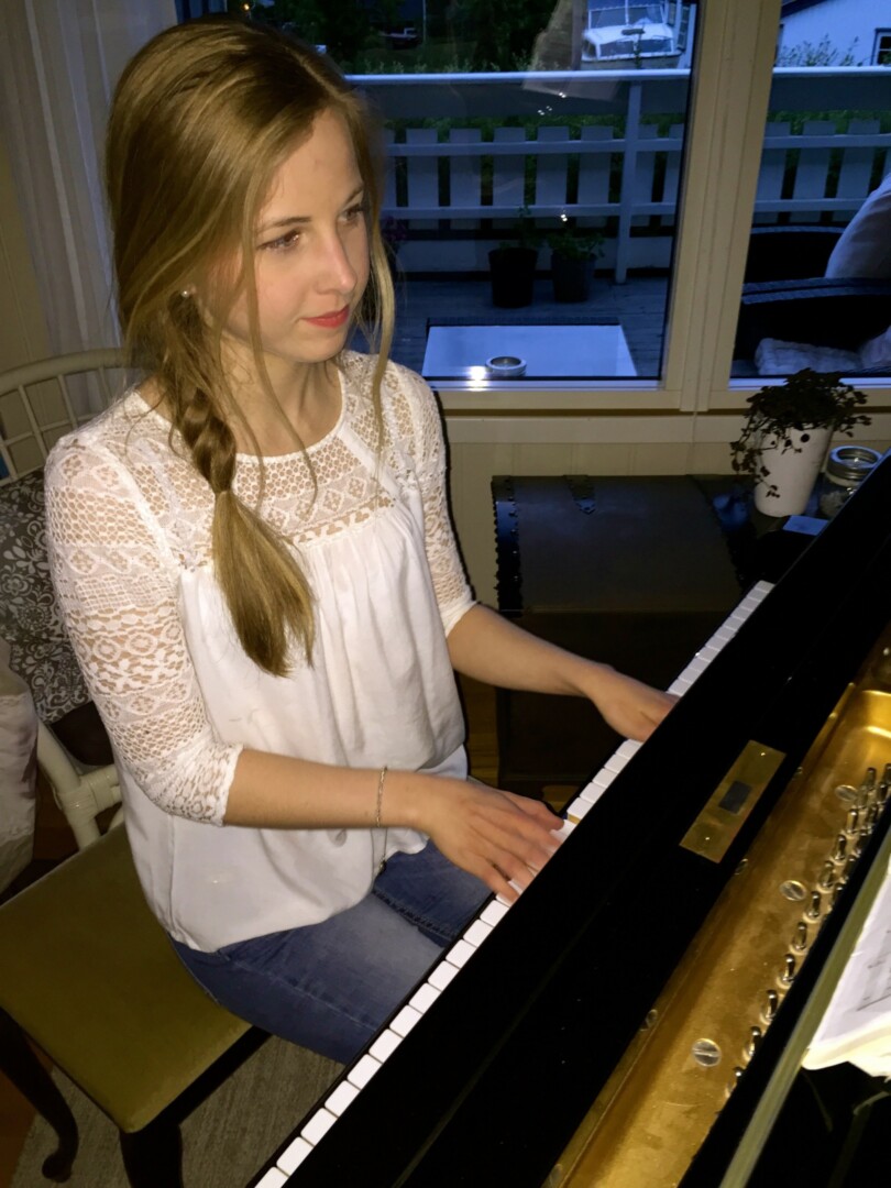 FRA ORGELSKOLE: Henriette Viktoria Eide Skagen fra Vikersund har spilt orgel i ett år.