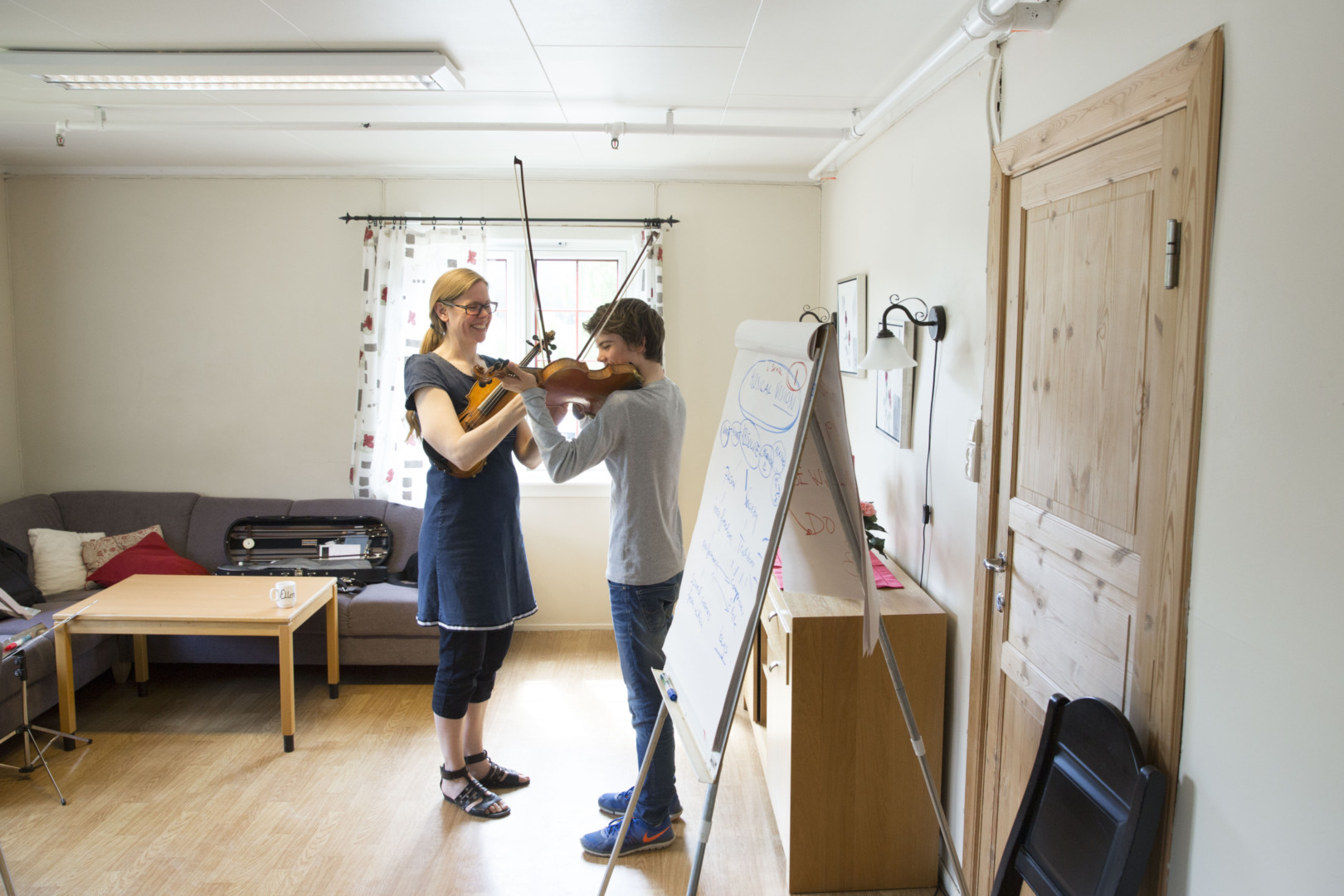 Undervisning på Valdres sommersymfoni: Sigyn Fossnes er en gjenganger på flere av sommerens musikkskoler, her underviser hun Elias Lien fra Tromsø, på Leira folkehøgskole. 

