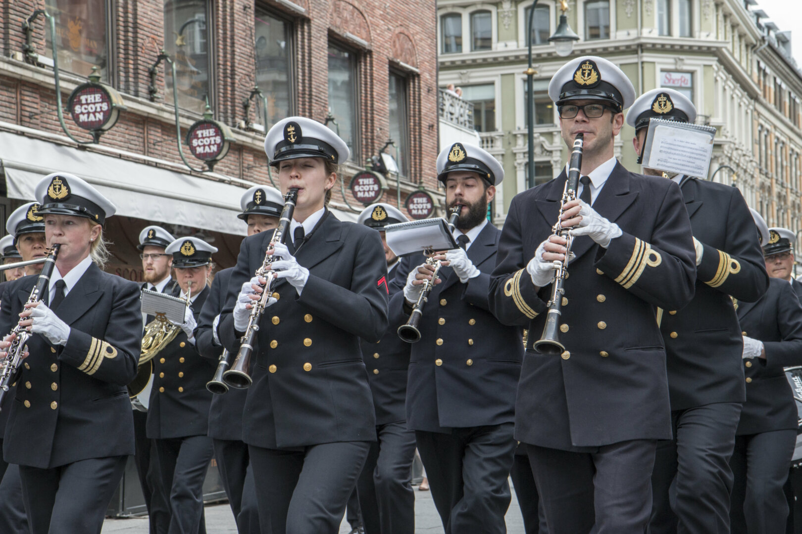 Vaktparade: Marinemusikken i Horten pendler til Oslo fem uker i året for å avlaste Stabsmusikken i Oslo med å gå vaktparader. Se flere bilder ved å trykke på pilene
