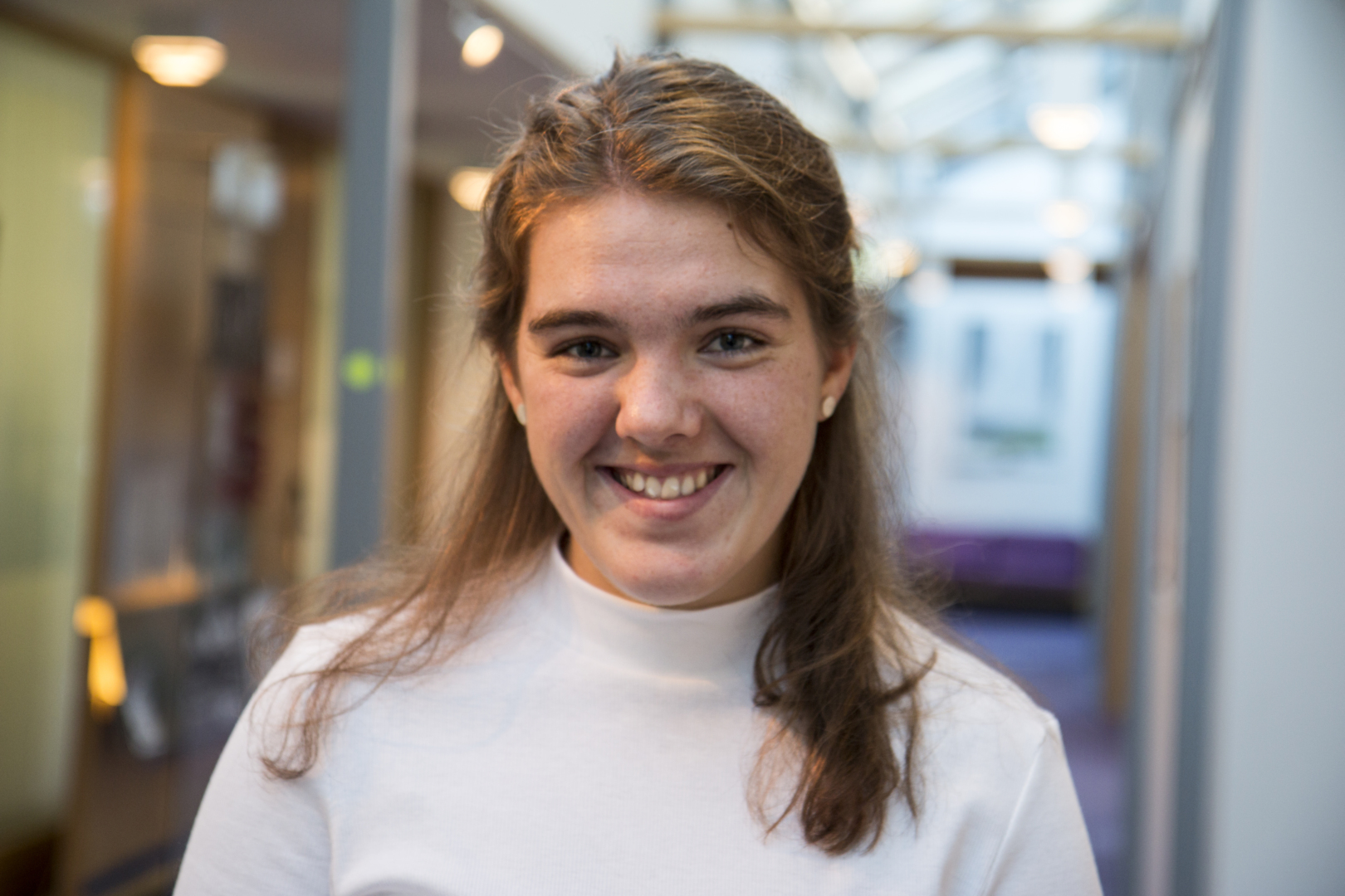 Fersk student: Nora Kvam ser fram til studiestart i Arvika. – Det er fint å tjuvstarte semesteret på Sommerakademiet på Voksenåsen, sier hun. 