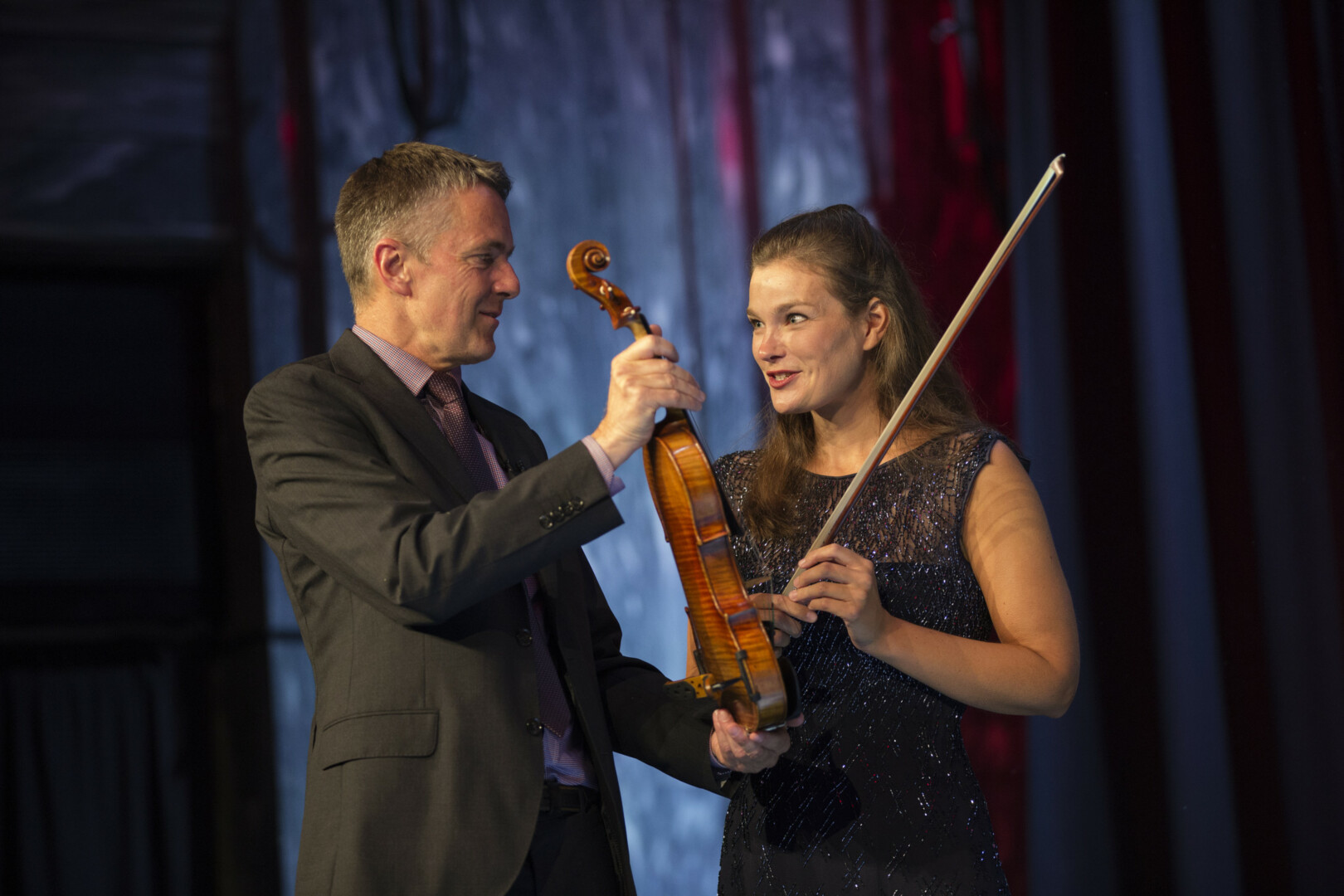 Den verdenskjente fiolinisten Janine Jansen får disponere et Dextra-instrument. Her overrekkes det offiselt til henne av direktør Anders Bjørnsen. 