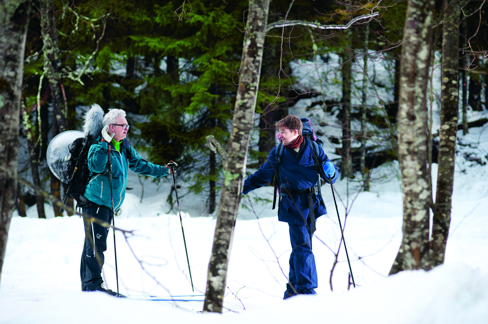 Lyden av snø: Slagverker Eirik Raude (t.h.) og komponist og lydsamler Bjarne Kvinnsland på vei inn i Bærumsmarka for å ta opp snø og trær. Man trenger ikke gå lenger enn i 20 minutter før man ikke lenger hører lyden fra biler og mennesker.
