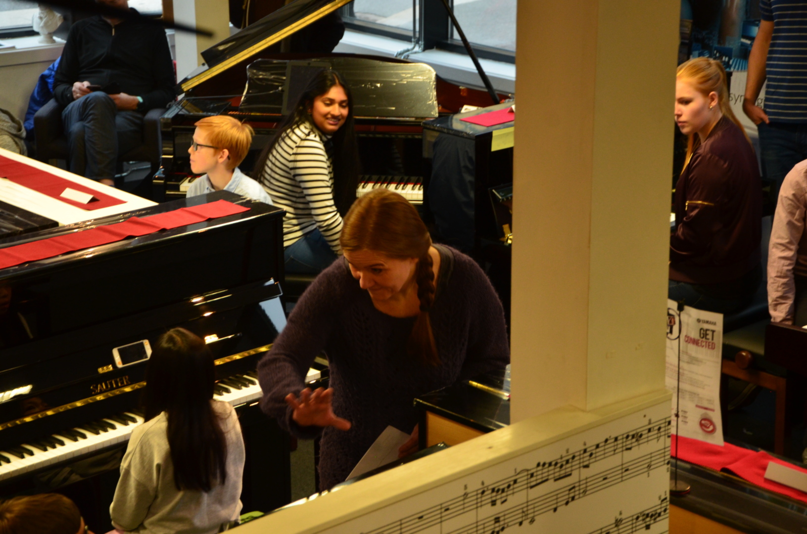 Læreren hjelper: Pianopedagog Kristine Bratlie mener pianoelevene må få oppleve samspill med hverandre. 