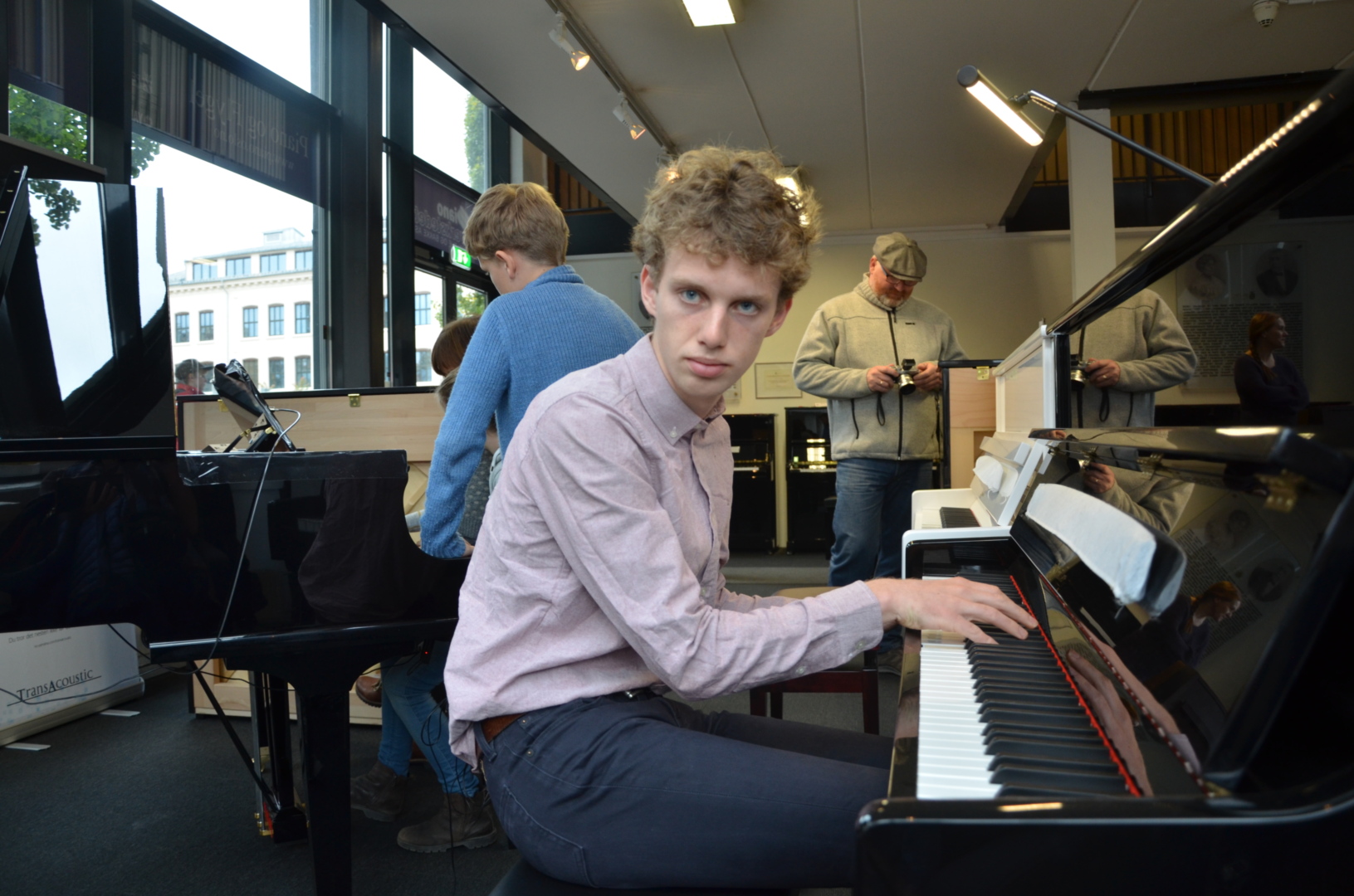 Begeistret: PIanoelev Eivind Tørstad (19) har bare spilt piano i litt o ver ett år og synes det er motiverende å få spille i orkester med andre pianister. 