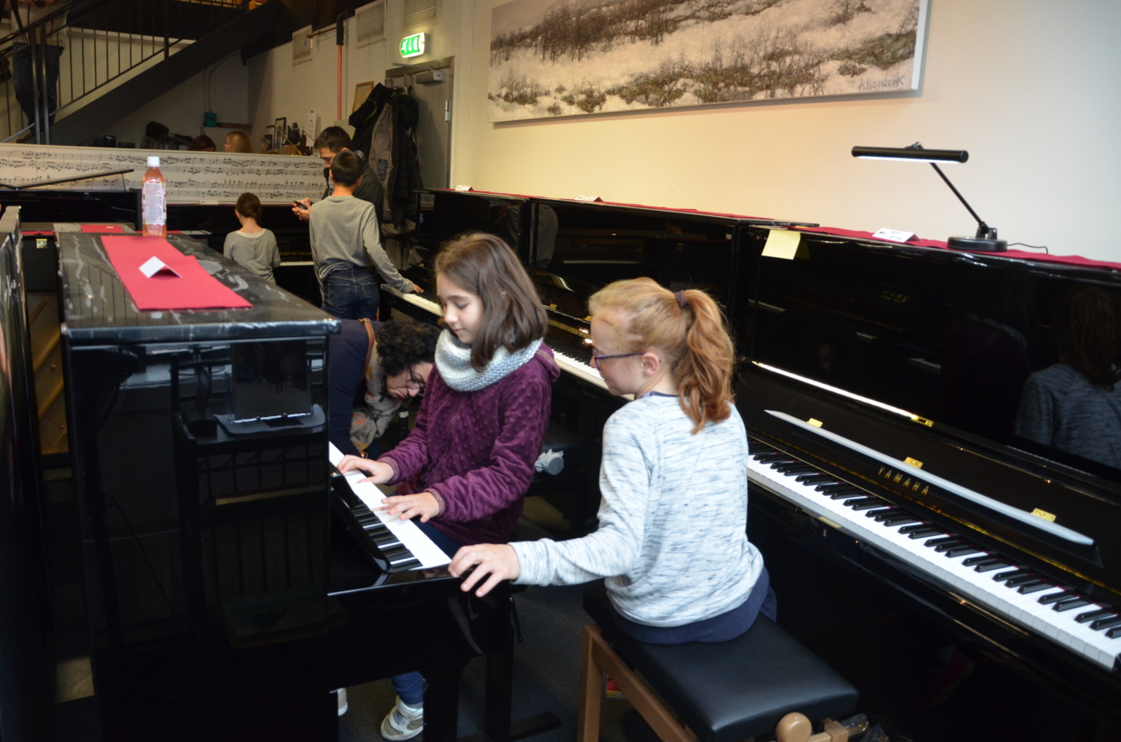 Hjelp og støtte: Elevene inspirerer hverandre med spillet sitt og med framgangen, og vokser og motiveres av fellesskapet, mener pianolæreren. 
