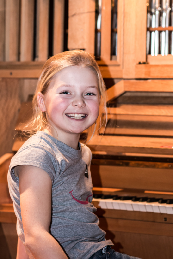 Vil begynne: Iva Bilic Michaelsen (8) blir igjen på galleriet i Vardåsen kirke. Hun spiller Til Elise og faren avtaler å få nøkkel så hun kan øve orgel.
