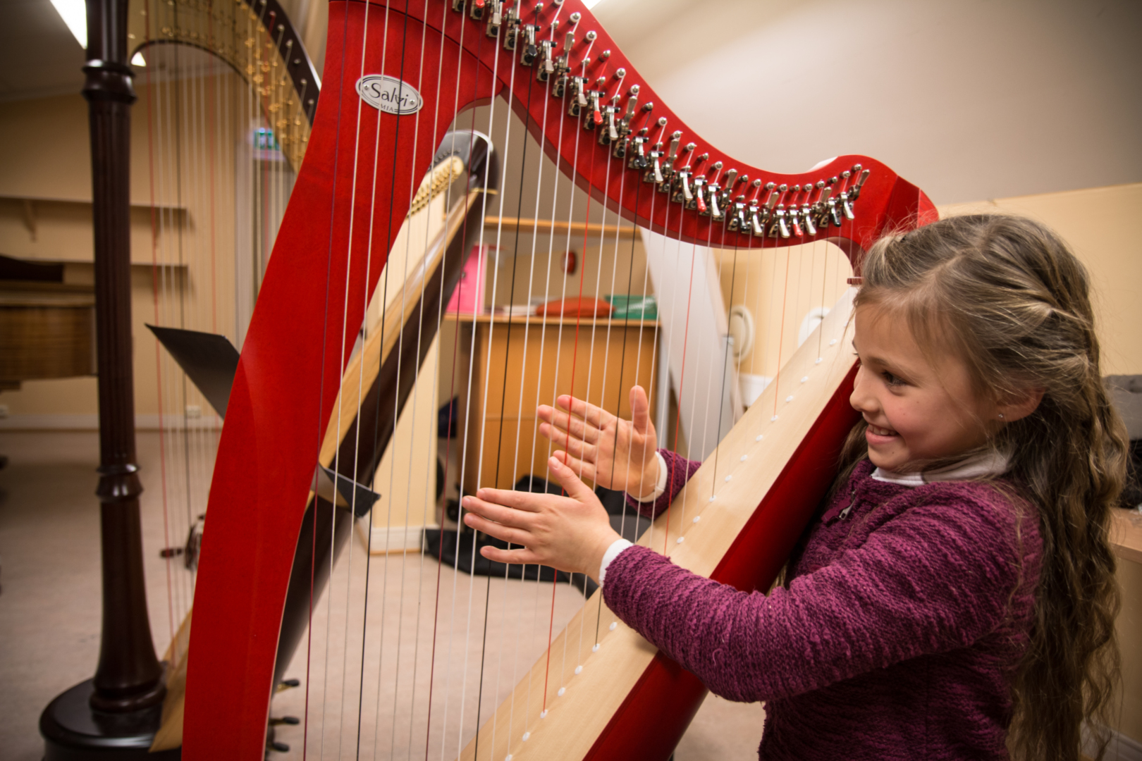 Bra rekruttering: Ellinor (7) er en av ti jenter som lærer å spille harpe ved Oslo kulturskole. 