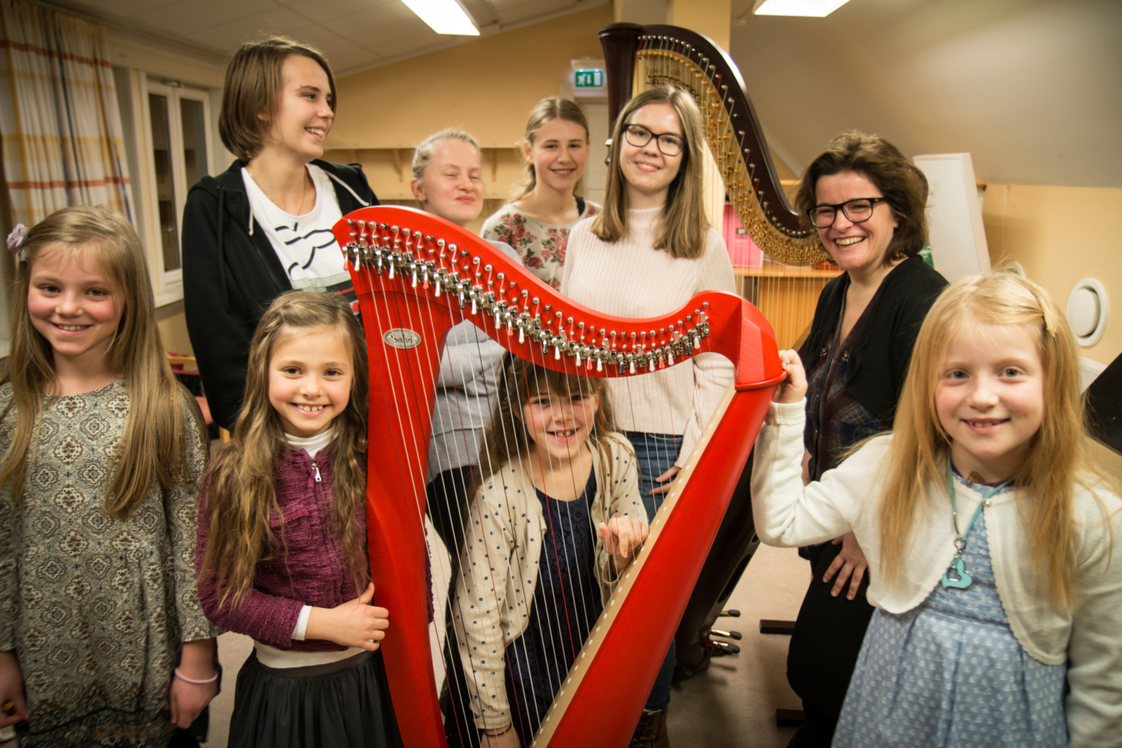 Nok harpeelever: Harpist og pedagog Sunniva Rødland (t.h) er sikker på at det er elever nok som har lyst å spille. Hun mener det trengs flere harpister som vil undervise rundt i landet. 