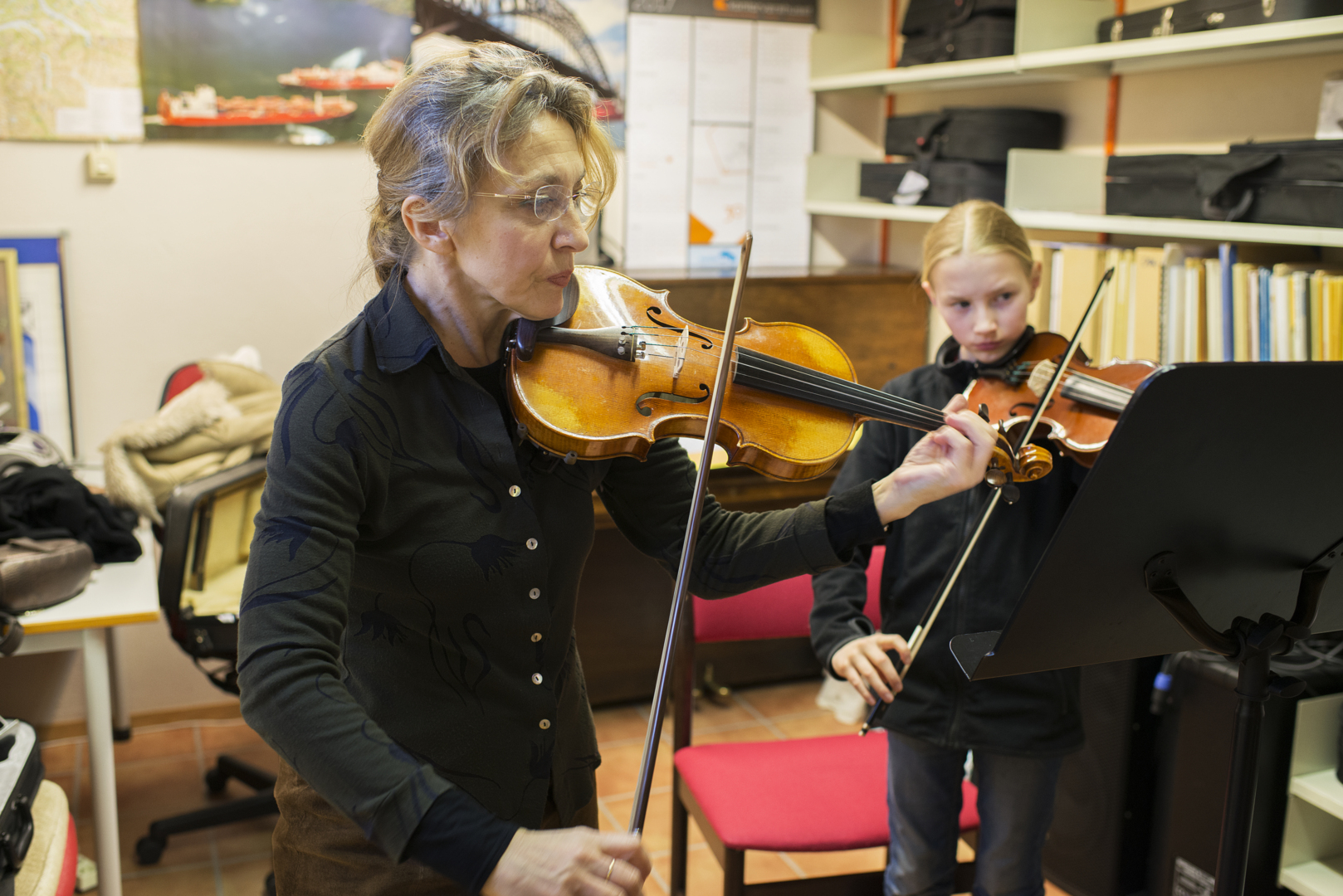 Lærer og elev: Lise Stenberg (10) spiller fiolin, gitar og ukulele og får undervisning på alle tre instrumentene av Jasminka Penjin. 