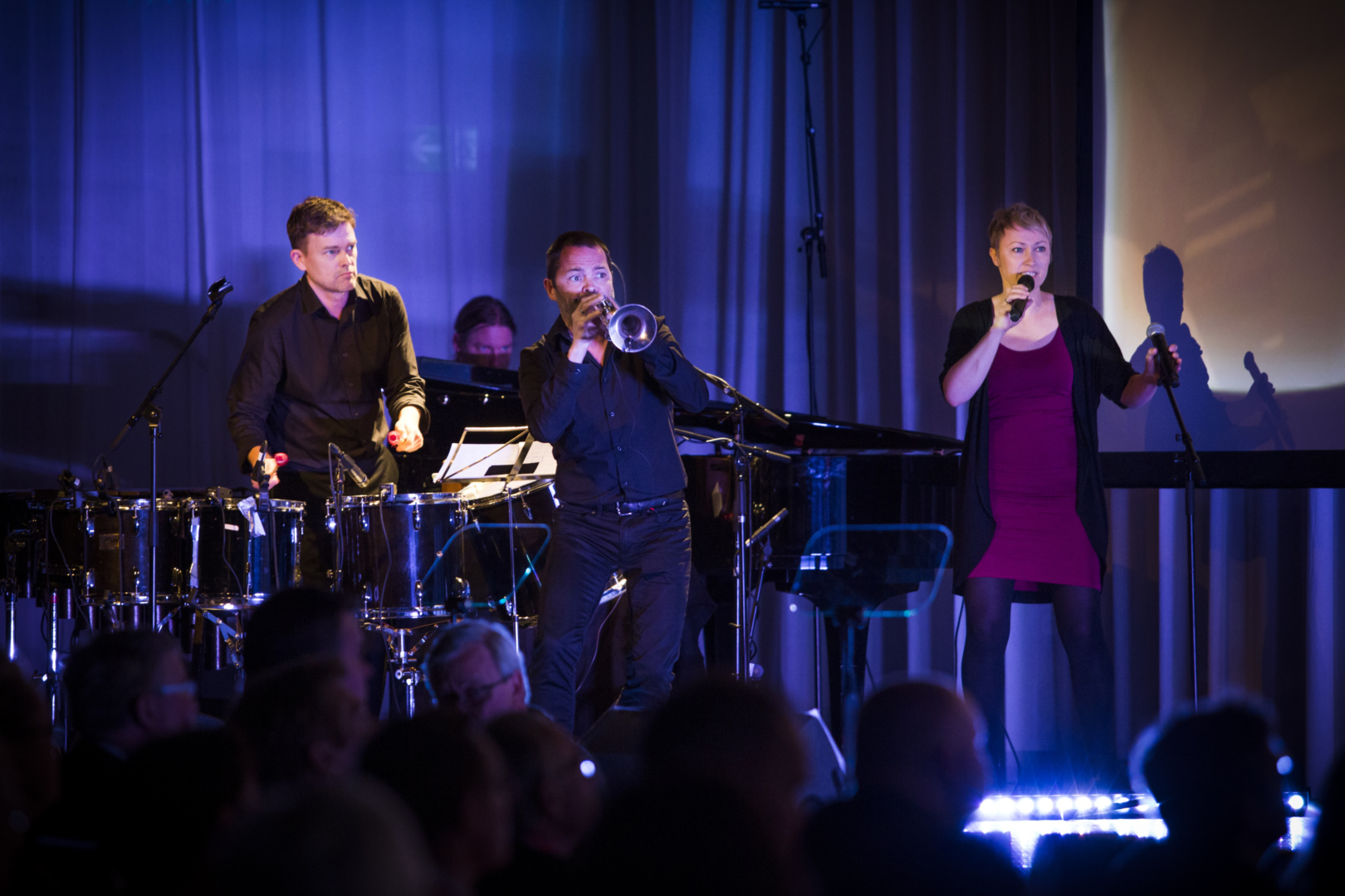 Musikk: LO-kongressen åpnet med musikk og videomontasje med fra venstre slagverker Eirik Raude, trompetist Arve Henriksen og vokalist Live Maria Roggen. Bak skimtes Bjørge Verbaan ved pianoet.