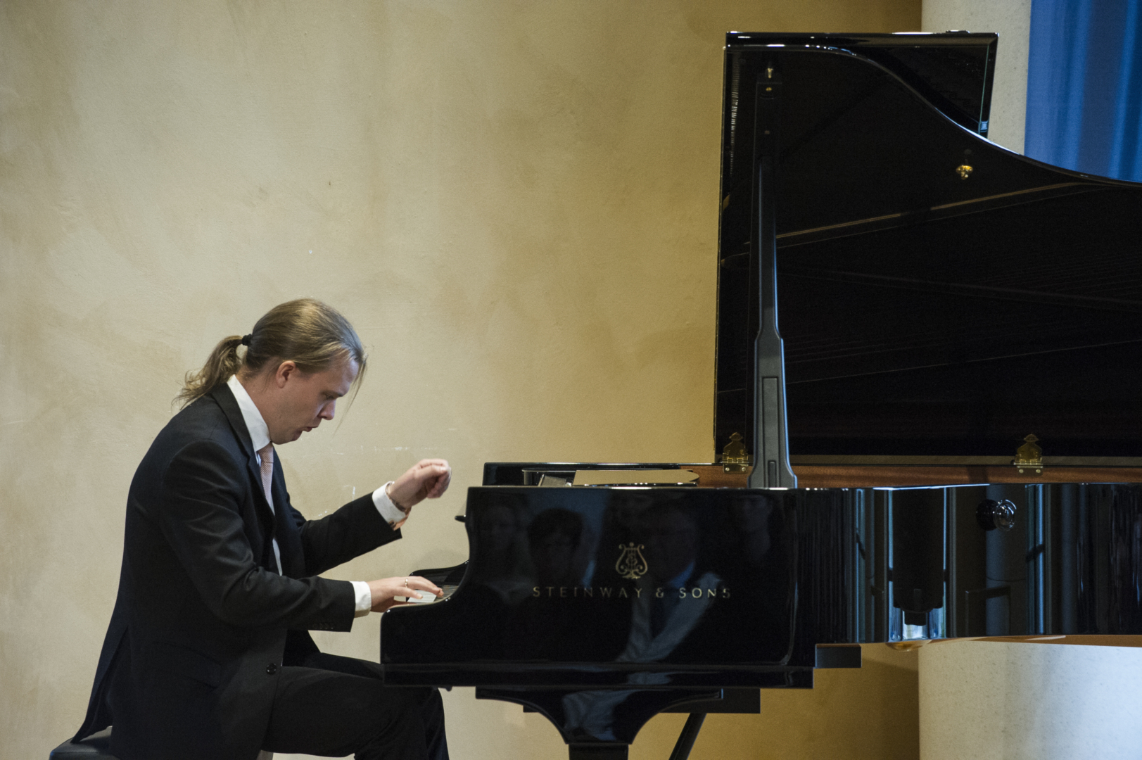 Tilbake ved flygelet: Frode Skag Storheim ble forsinket med studiene på grunn av skade. Nå jobber han som pianist, organist og akkompagnatør. 