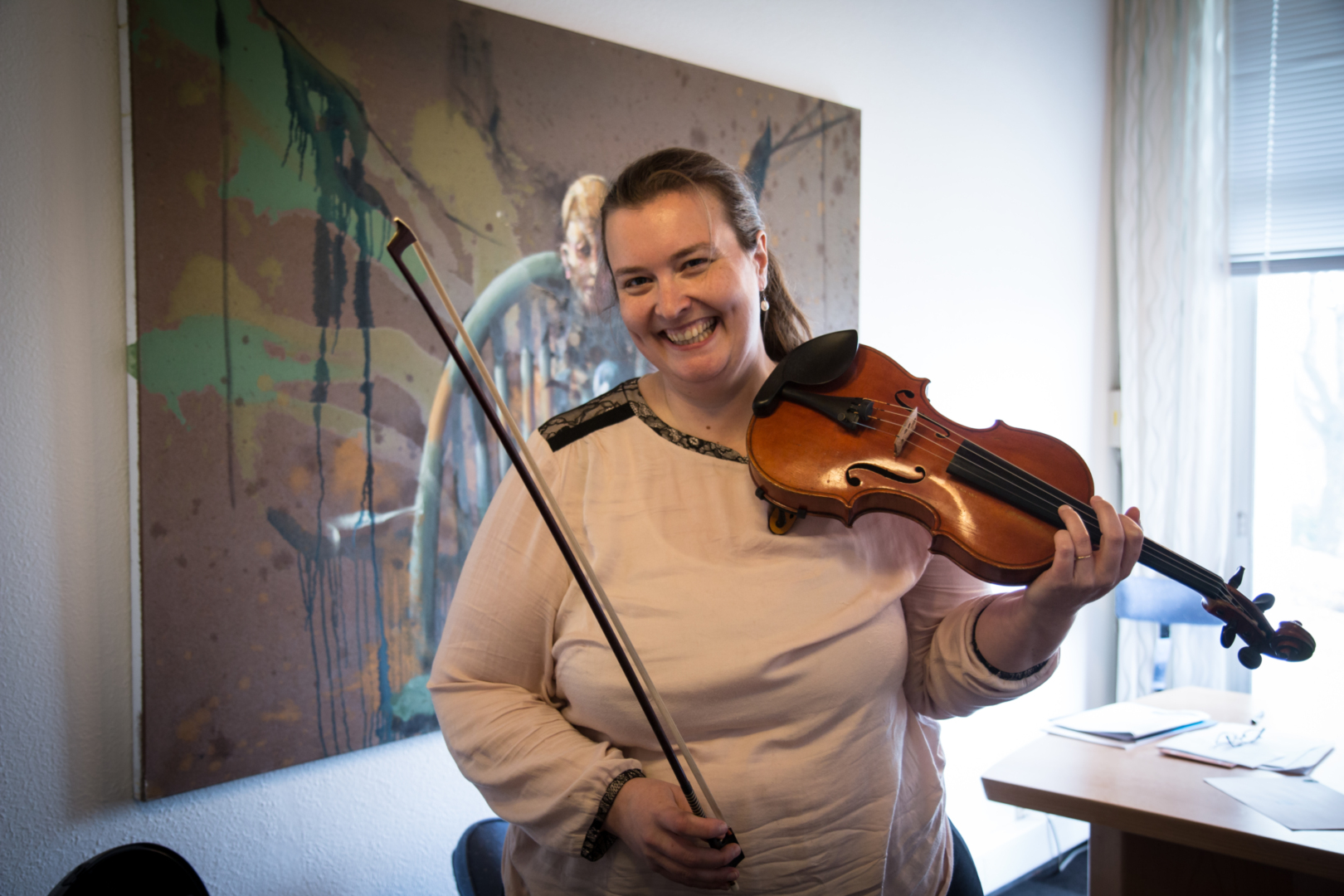 Kan spille litt: Stine Rem Aarønes trodde hun måtte oppgi yrket som musiker, men har klart å komme seg tilbake i delvis jobb igjen. 