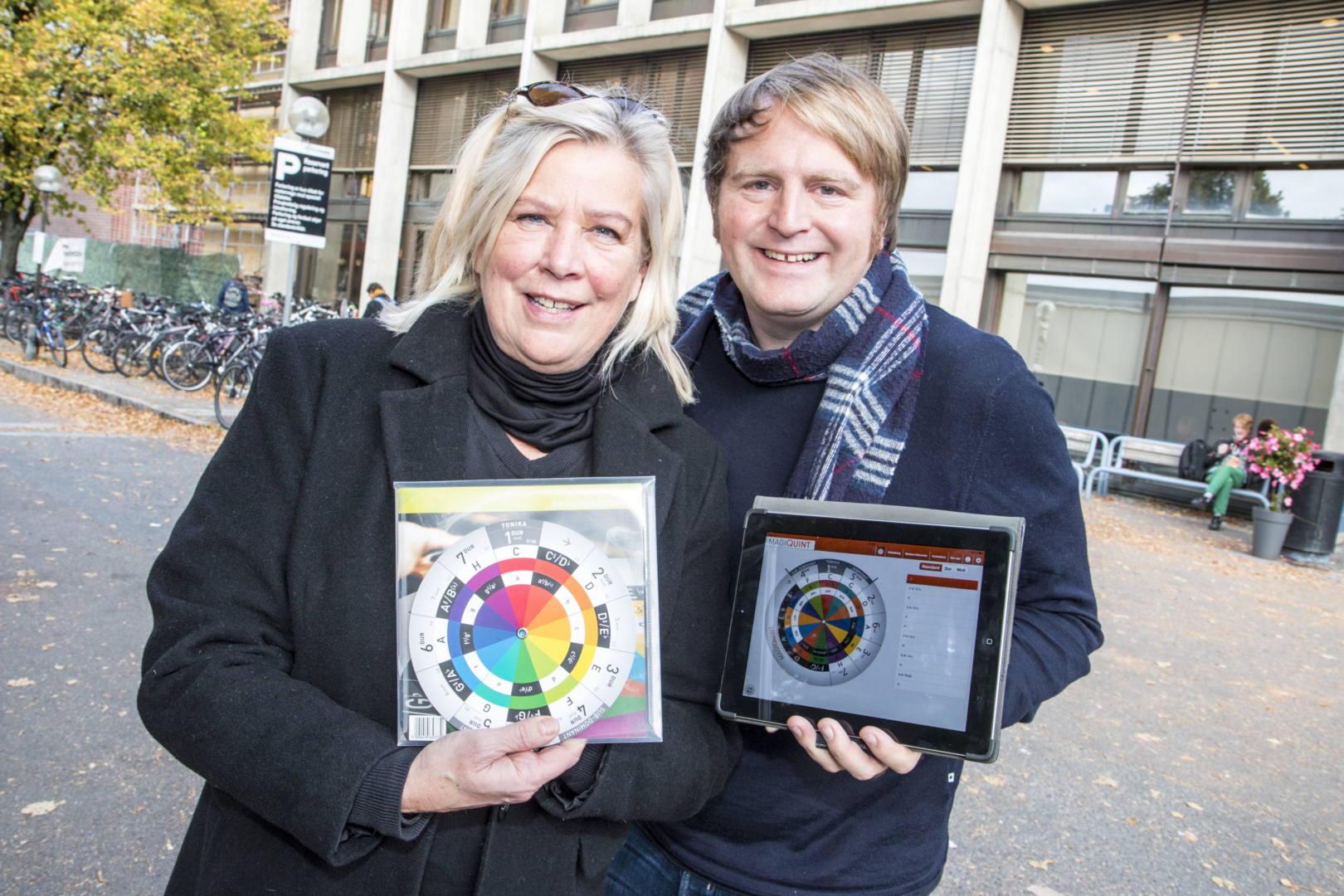 Grunnleggende: Musikkskiven gjør harmonilære tilgjengelig for flere, og nå er den appifisert av Rulle Smit (t.v) og Askil Holm. 