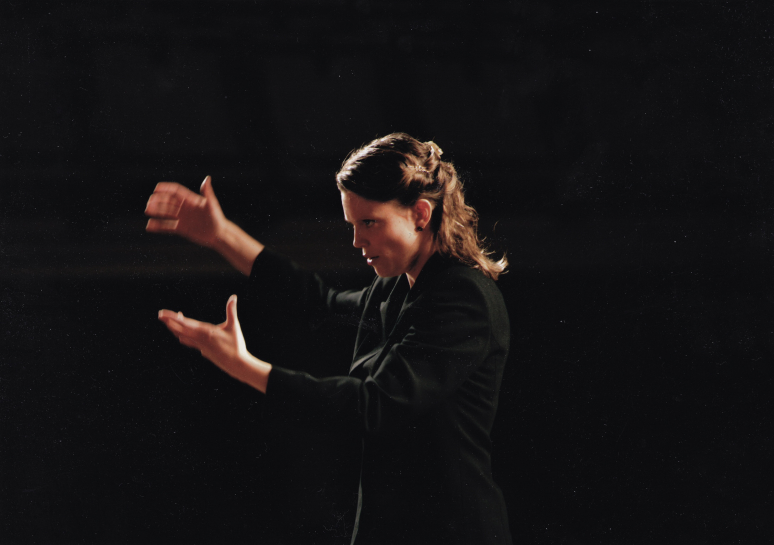 Første kvinne: Halldis var første kvinne som dirigerte i Hanoi Opera House i 20016. For mange år siden kastet hun dirigentpinnen. 