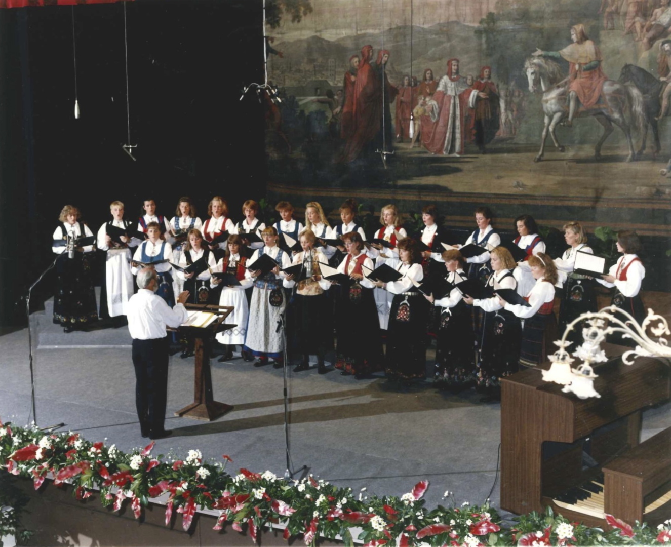 Kjenner du deg igjen? Kanskje var du et av korets medlemmer i 1990? Her med dirigent Joar Rørmark.