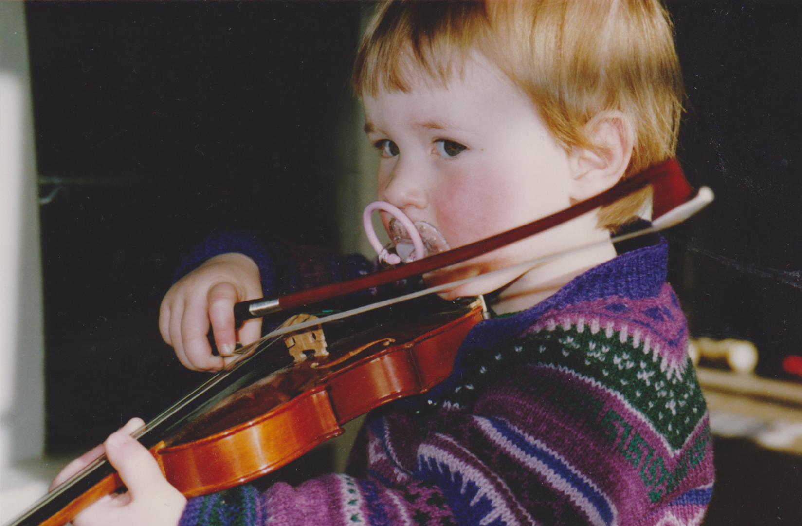 Tidlig krøkes: I oppveksten skortet det ikke på musikk eller instrumenter. Hjemme i Aurdal henger dette bildet av toåringen Eldbjørg.