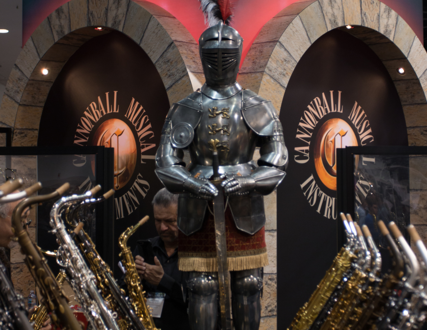 
Forseggjort: Game of Saxophones. For å selge saksofoner, trenger man selvsagt en ridder på standen. 