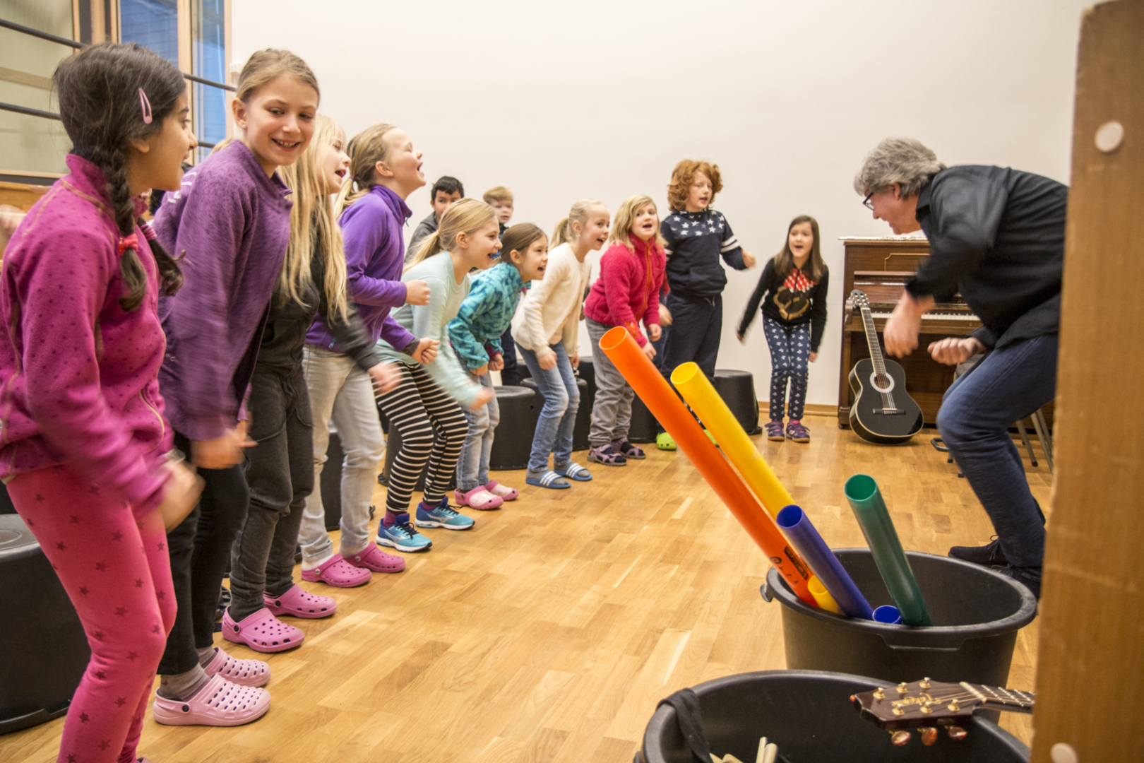 Musikkens plass i skolen: MFO jubler for nytt vedtak i Stortinget. Her fra en musikktime på Solheim skole i Lørenskog, hvor kulturskolens lærere bidrar. (Illustrasjonsfoto)