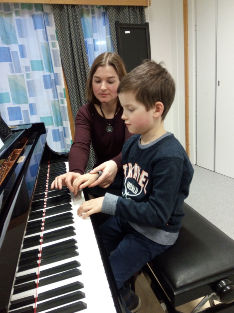 Ny metodikk: Martin på sju år får undervisning av Julia Katarzyna Leikvoll, som mener instrumentalpedagoger kan ta lærdom av skolens lese- og skriveopplæring.