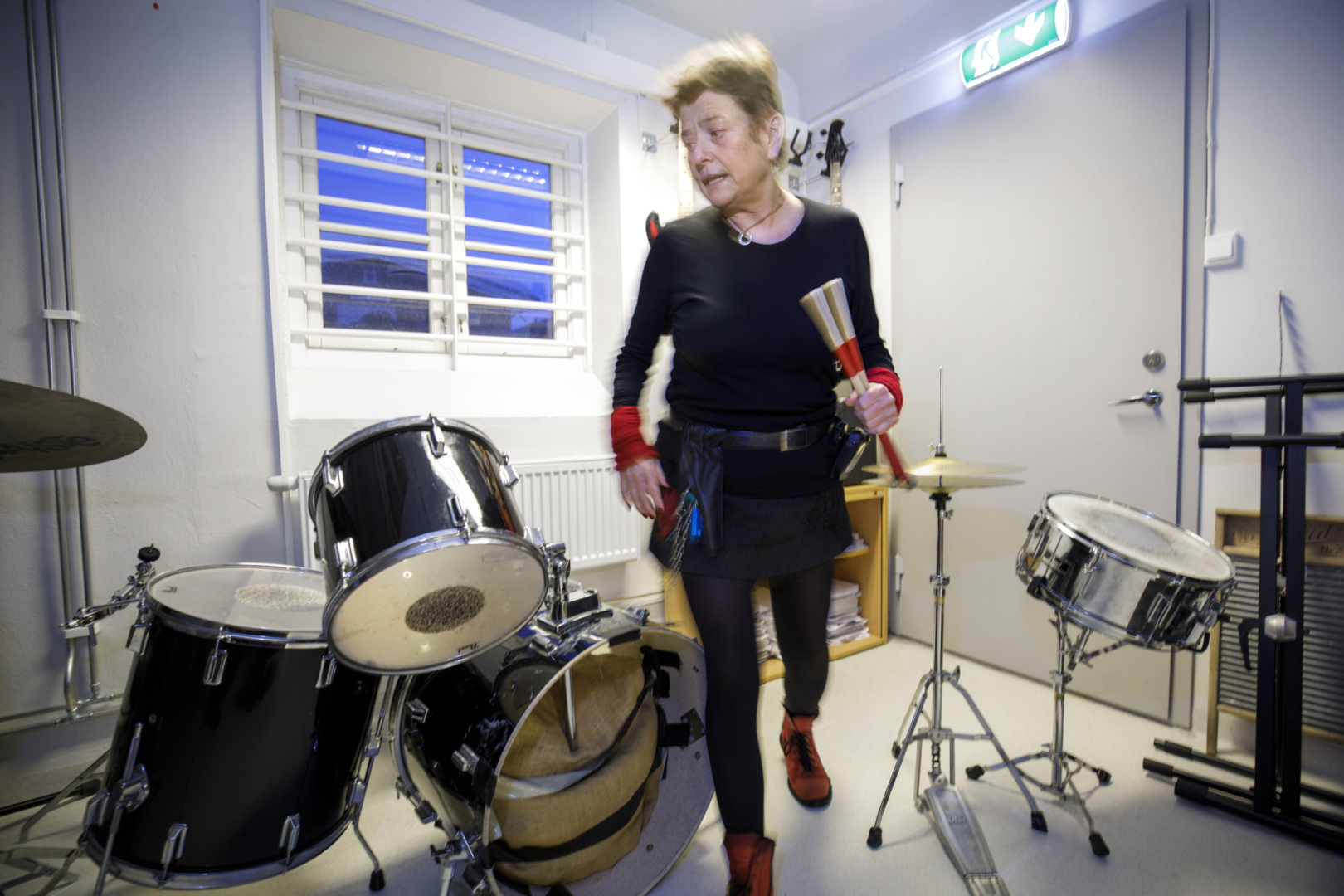 Musikk i kjelleren: Et kombinert musikk- og treningsrom er åsted for korøvelsene på fredager. Her er også alle bandinstrumentene lagra. Venja Ruud Nilsen er avbildet i riggemodus fra et oppslag i bladet I skolen i 2018. 