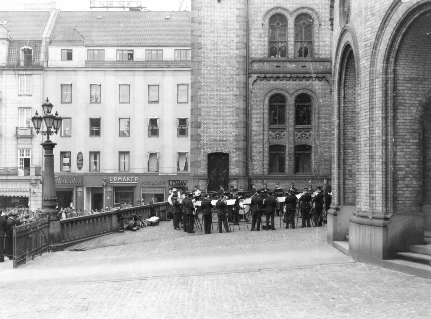 Året er 1937, og 2.divisjons musikkorps spiller utenfor Stortinget som takk for at militærmusikken skal opprettes igjen. Noen år før var det vedtatt at korpsene skulle dø ved naturlig avgang. 