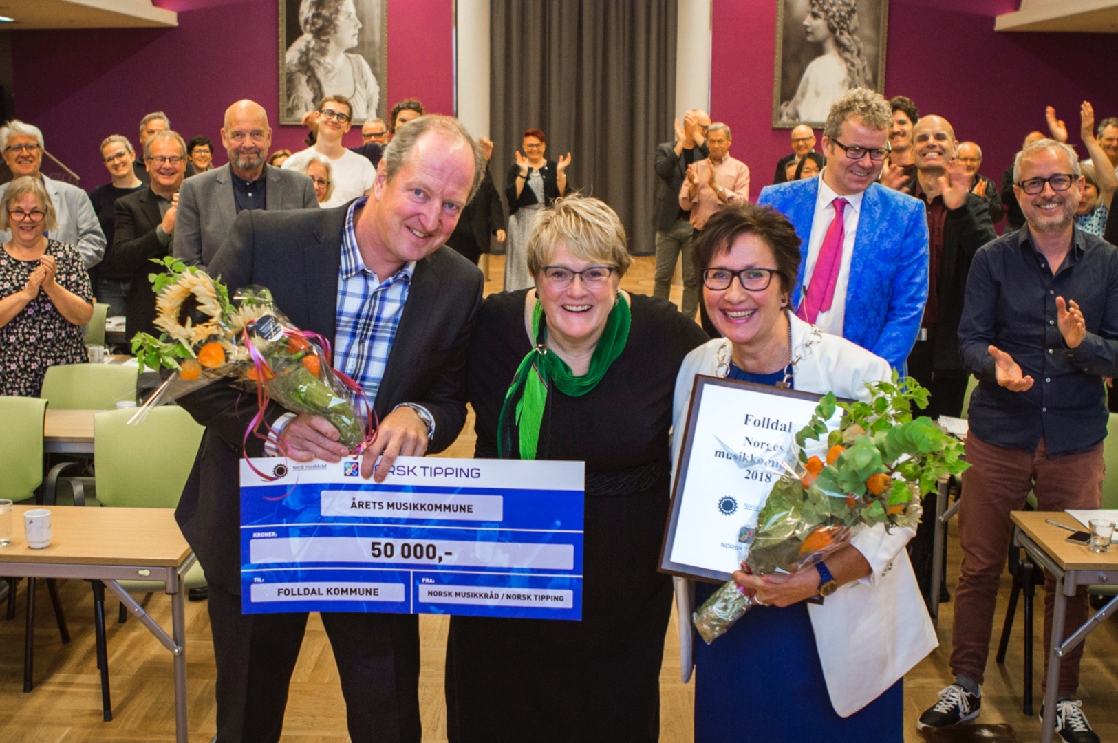 Fikk pris: Kulturminister Trine Skei Grande (i midten) overrakte prisen for årets musikkommune til kulturskolerektor Arne Olav Vårtun og ordfører Hilde Frankmo Tveråen.