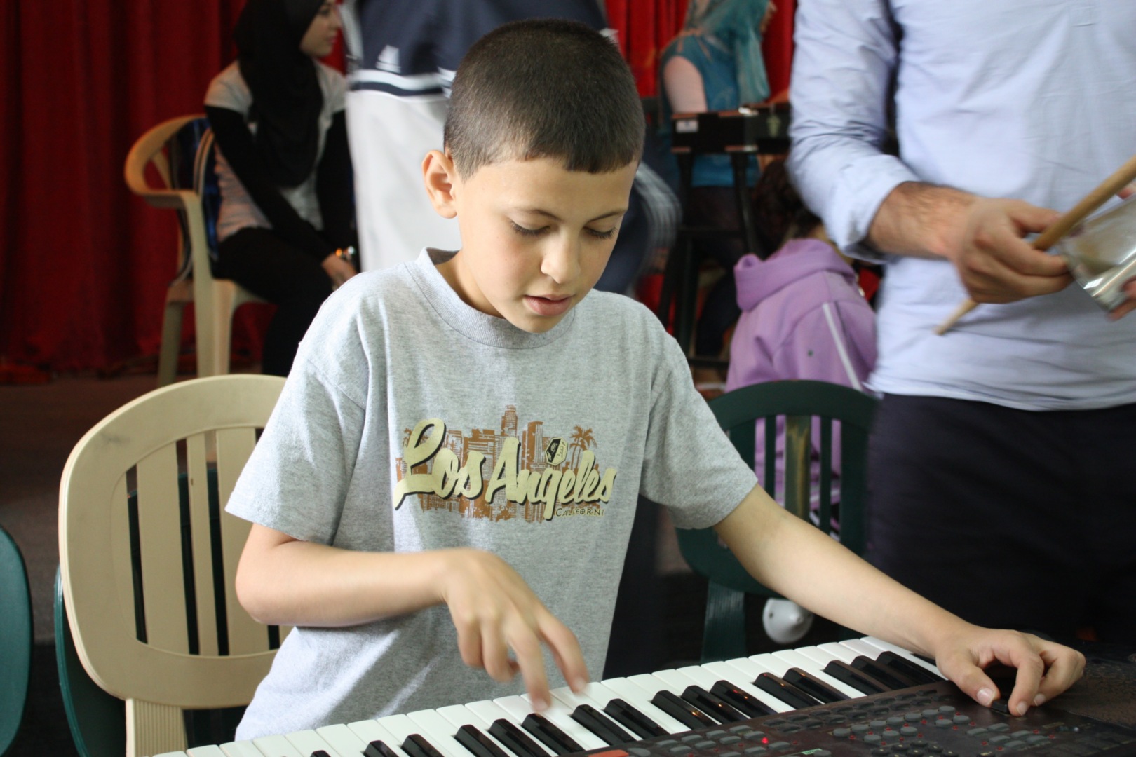 Musikk gir mening: Et eksempel på pianoundervisning i flyktingleiren.