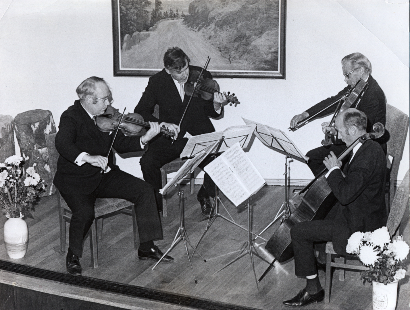 Hindarkvartetten: Våre lesere anslår at bildet er tatt en gang på 60-tallet. Fra venstre ser vi Leif Jørgensen (1.fiolin), Trond Øyen (2.fiolin), Johs. Hindar (bratsj) og Levi Hindar (cello). 