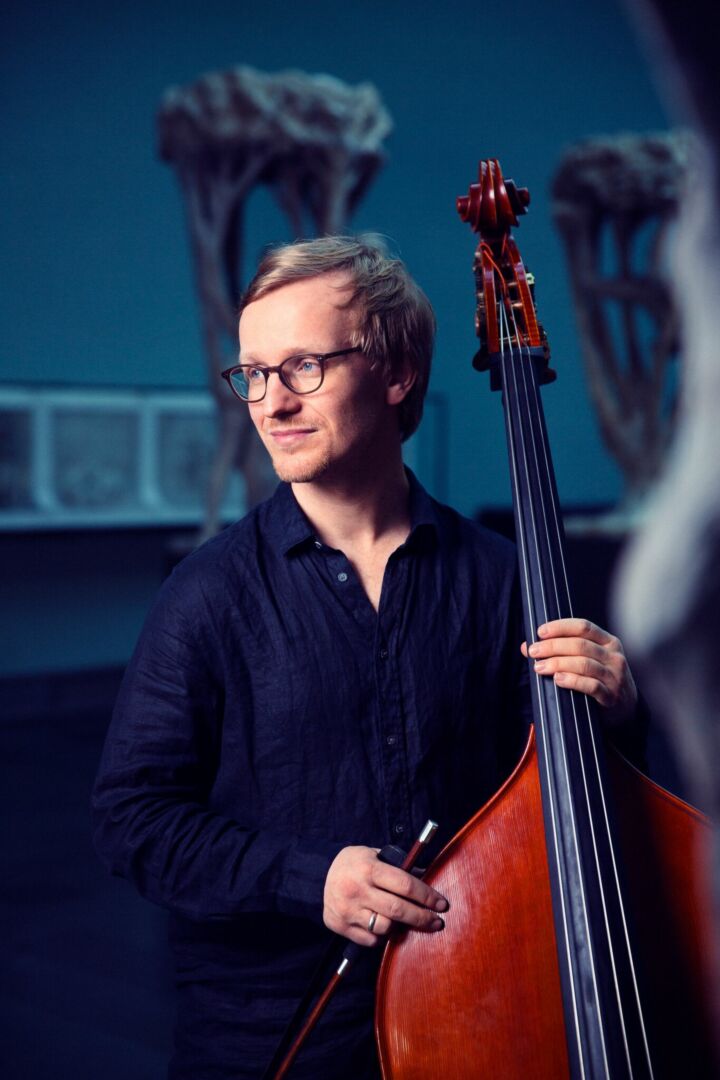 Musikalsk morgenfugl: Bassist og komponist Sigurd Hole har starta morgenkonsertserie, fordi han opplever å ha en annen konsentrasjon som musiker og publikummer på morgenen.